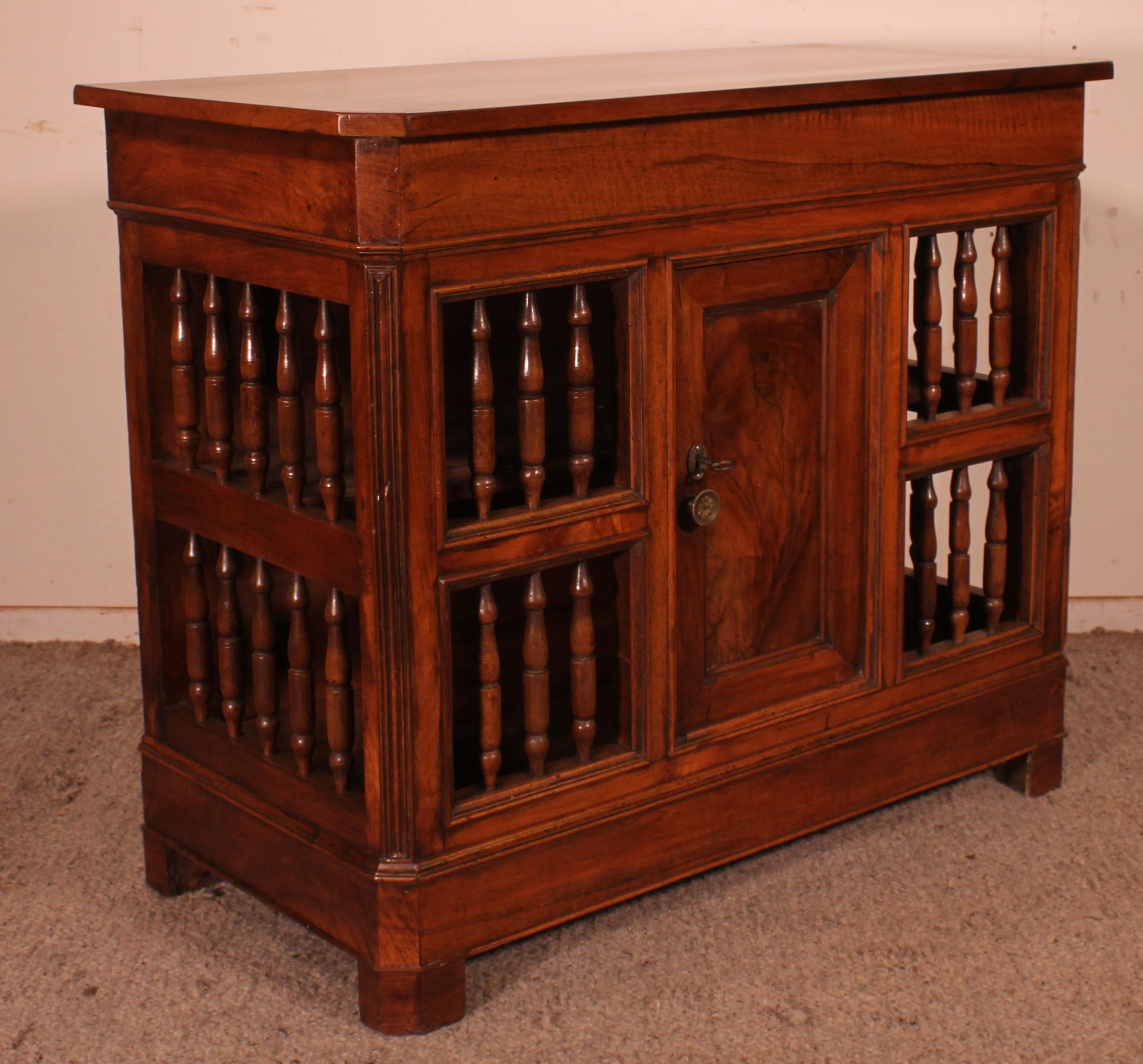 Walnut Panetière Early 19th Century For Sale 6