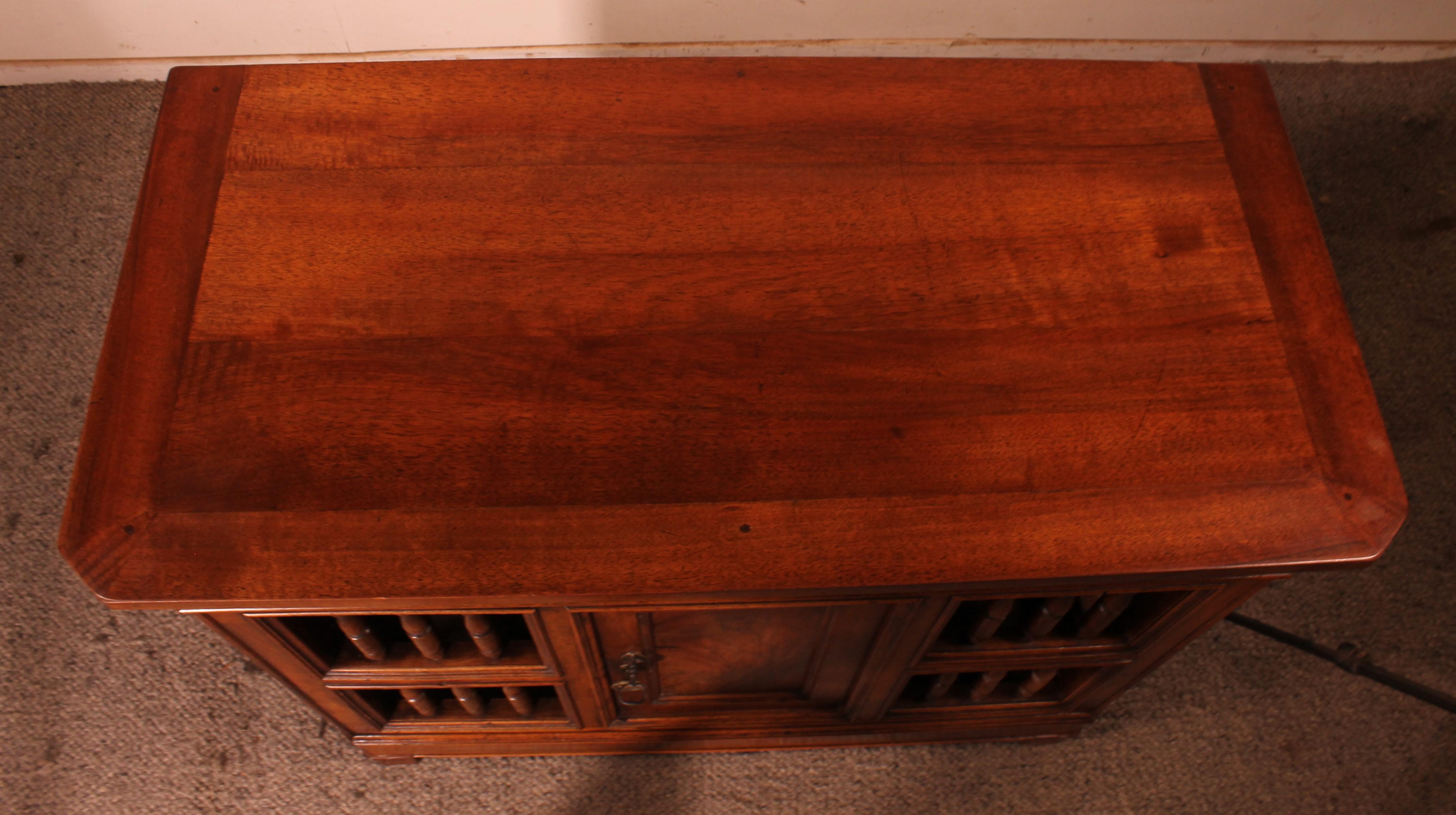 Walnut Panetière Early 19th Century For Sale 8
