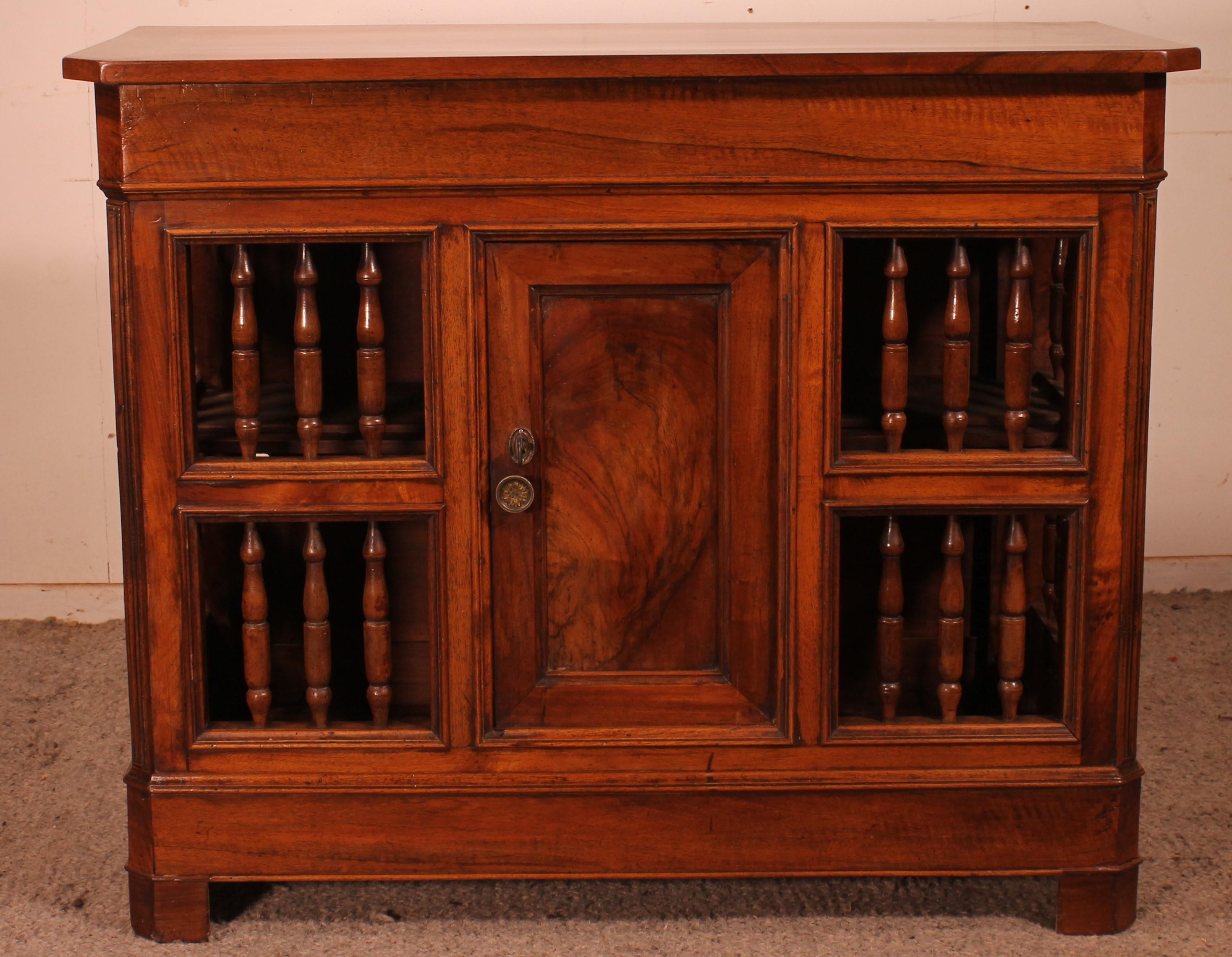 Superb and rare walnut panetière from the beginning of the 19th century
This piece of furniture were used in the past to store the bread in the south of France. Provence region

Very beautiful, unusual model which is larger than usual. It has a