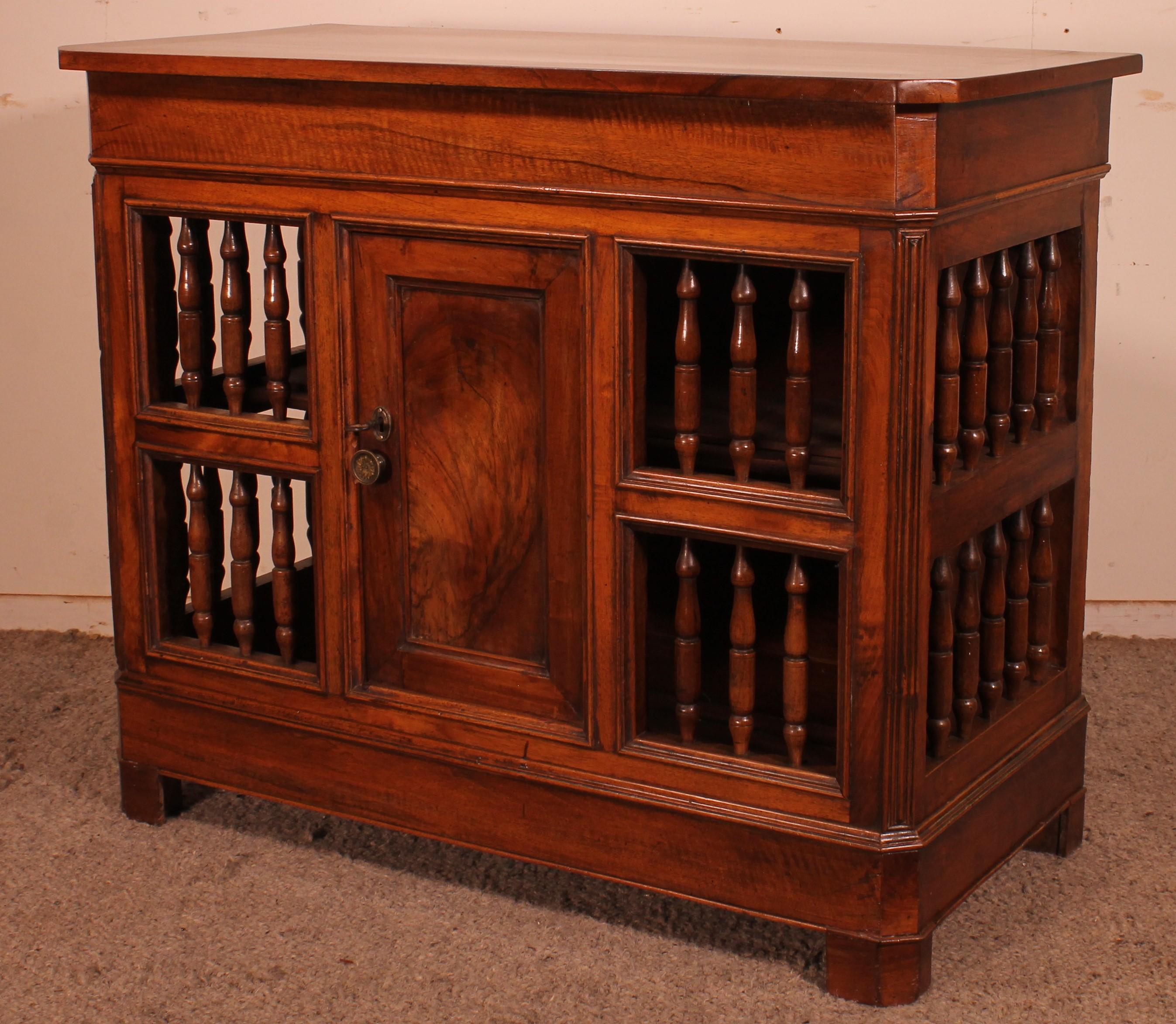 Walnut Panetière Early 19th Century For Sale 1
