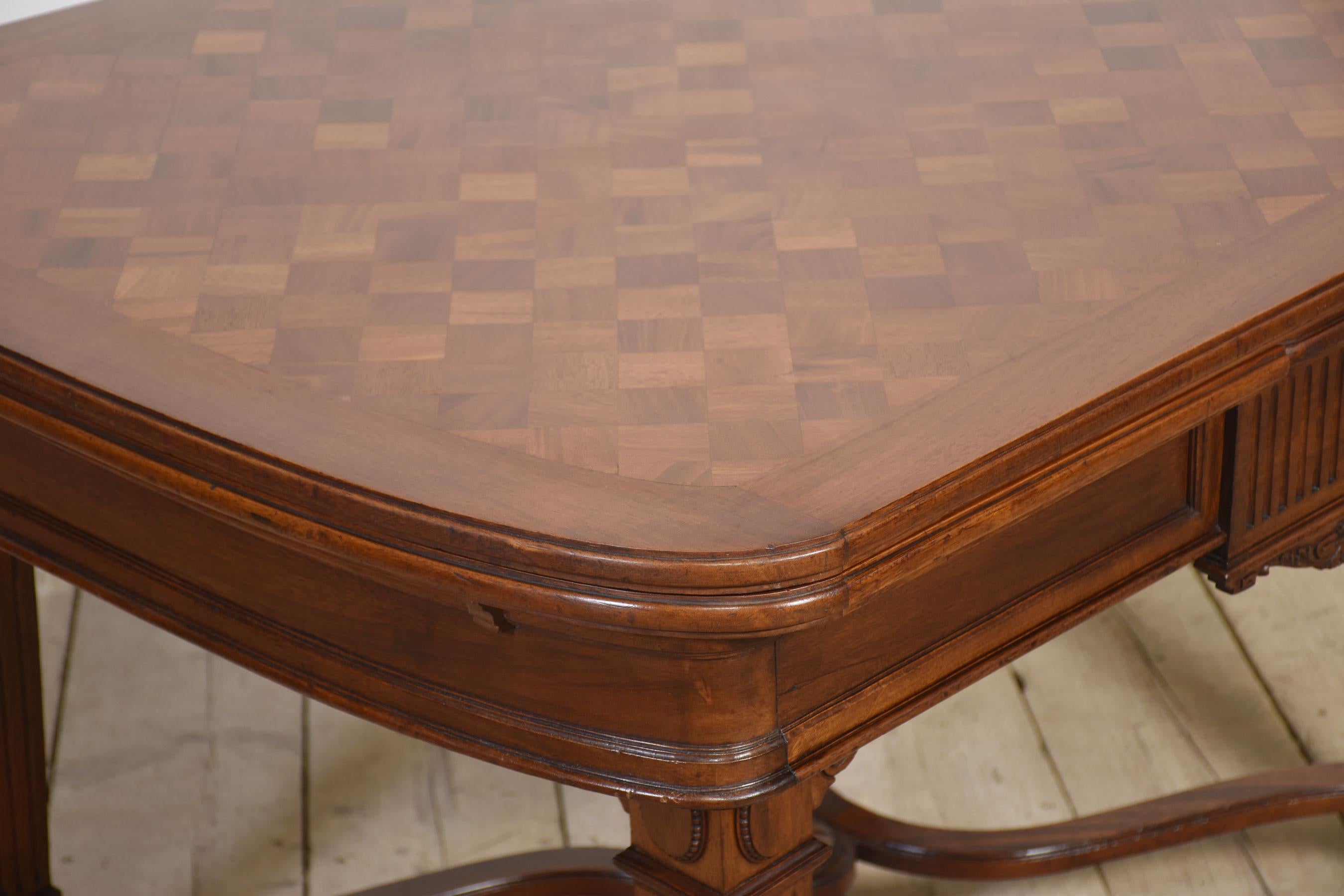 Table à abattant en noyer français, avec plateau en parquet et coins arrondis, au tablier avec des panneaux cannelés sculptés. L'ensemble repose sur des pieds fuselés à cannelures carrées, réunis par des entretoises façonnées.
Dimensions
Hauteur