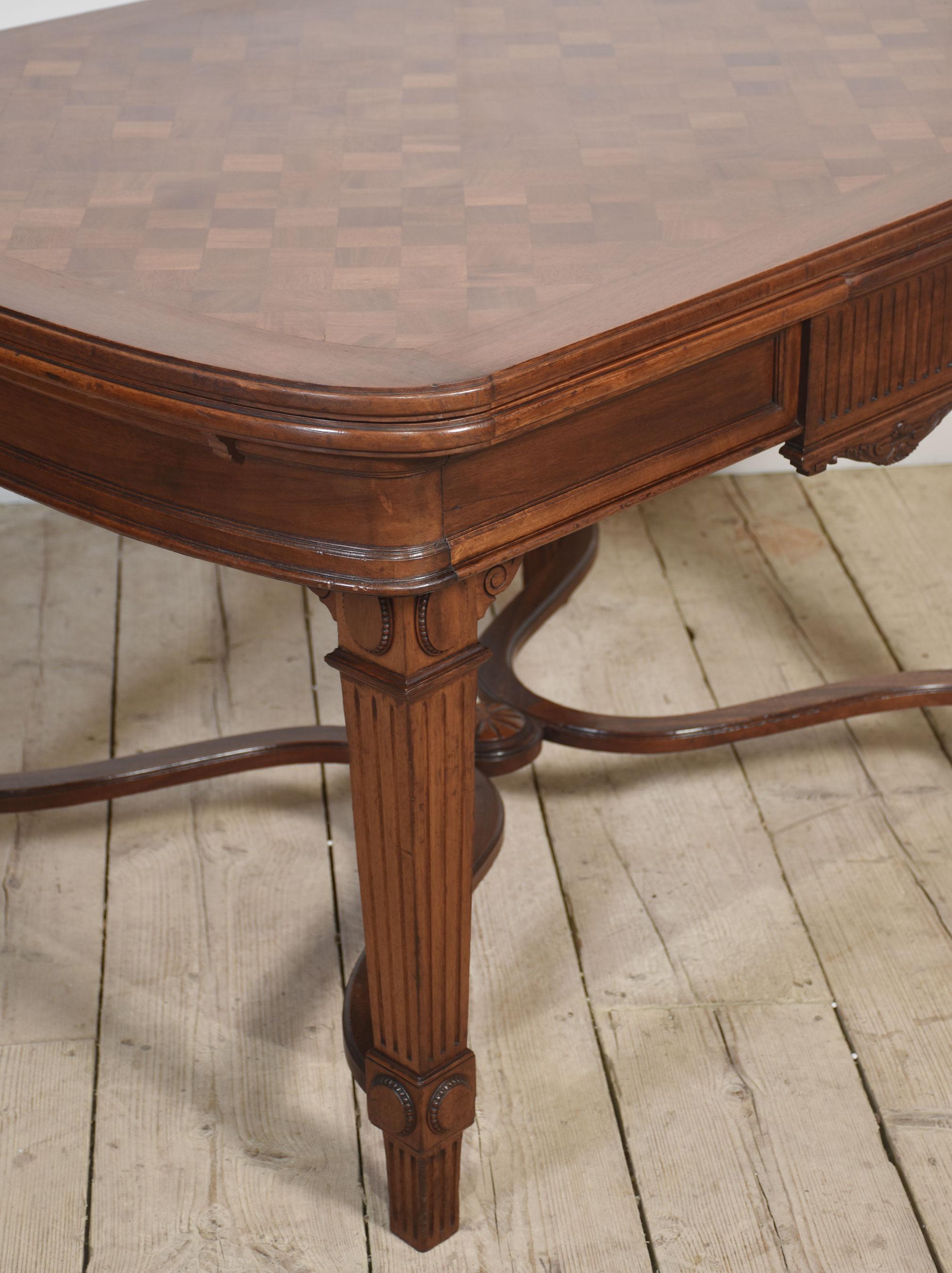 Français Table à tiroirs en parquet de noyer en vente