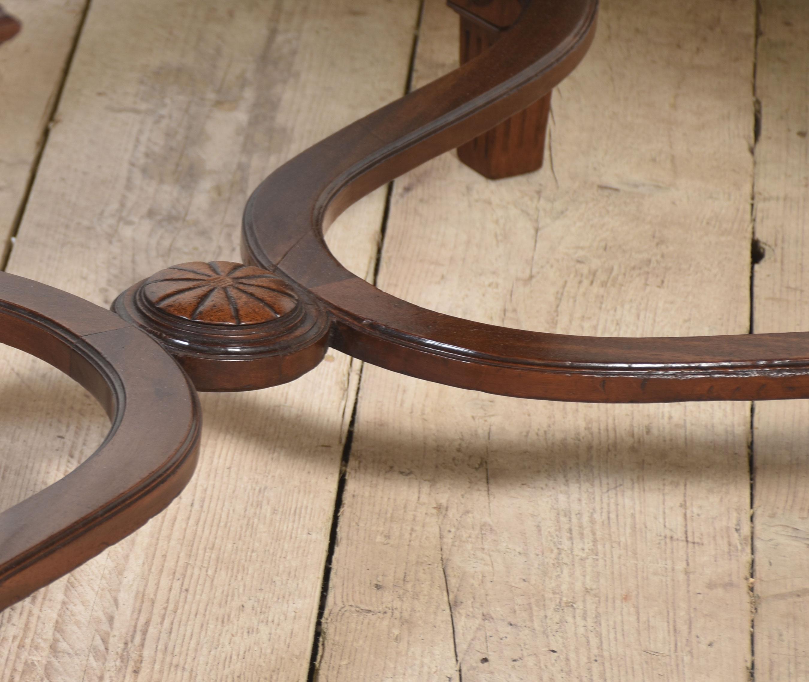 Table à tiroirs en parquet de noyer Bon état - En vente à Cheshire, GB