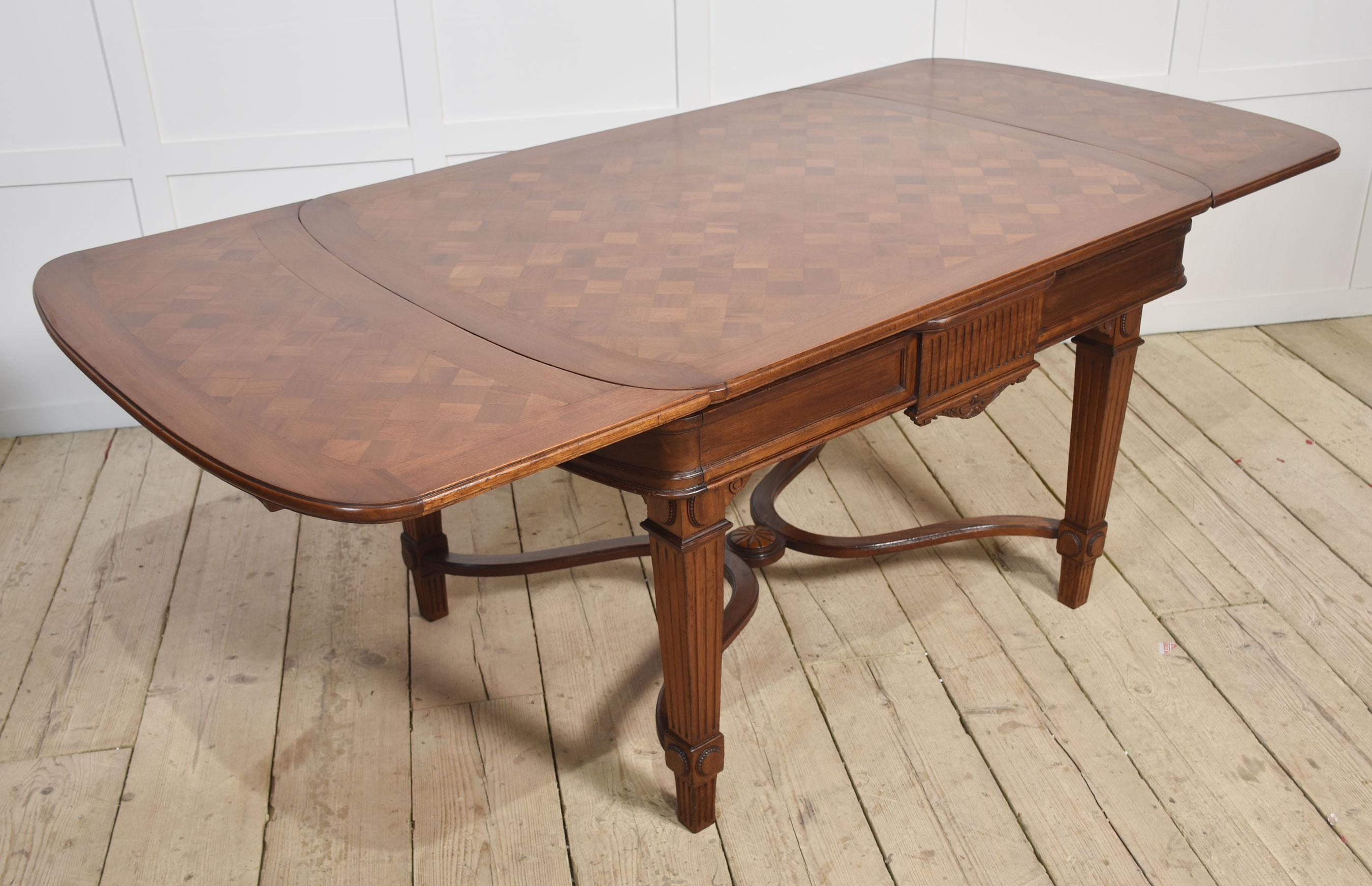 20ième siècle Table à tiroirs en parquet de noyer en vente