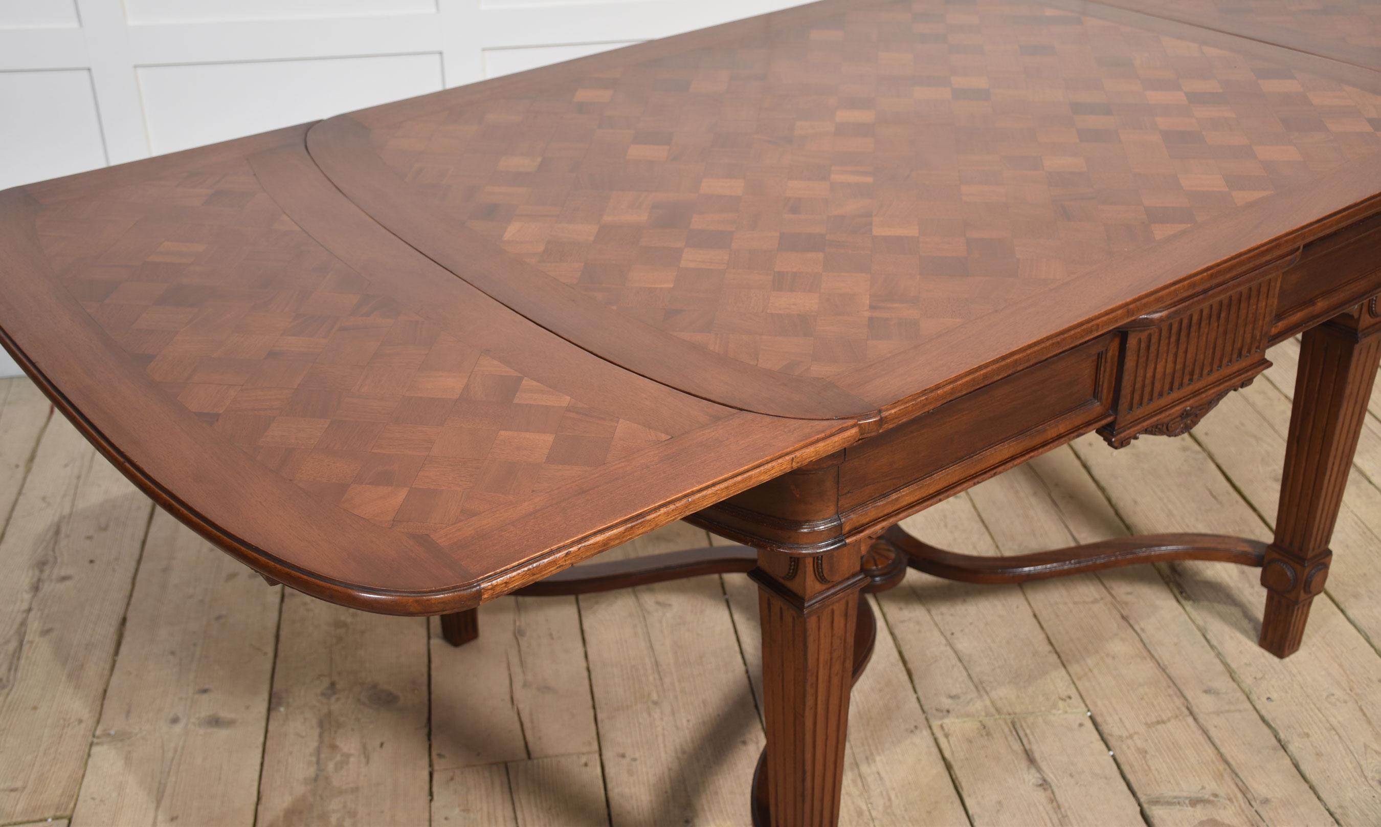 Noyer Table à tiroirs en parquet de noyer en vente