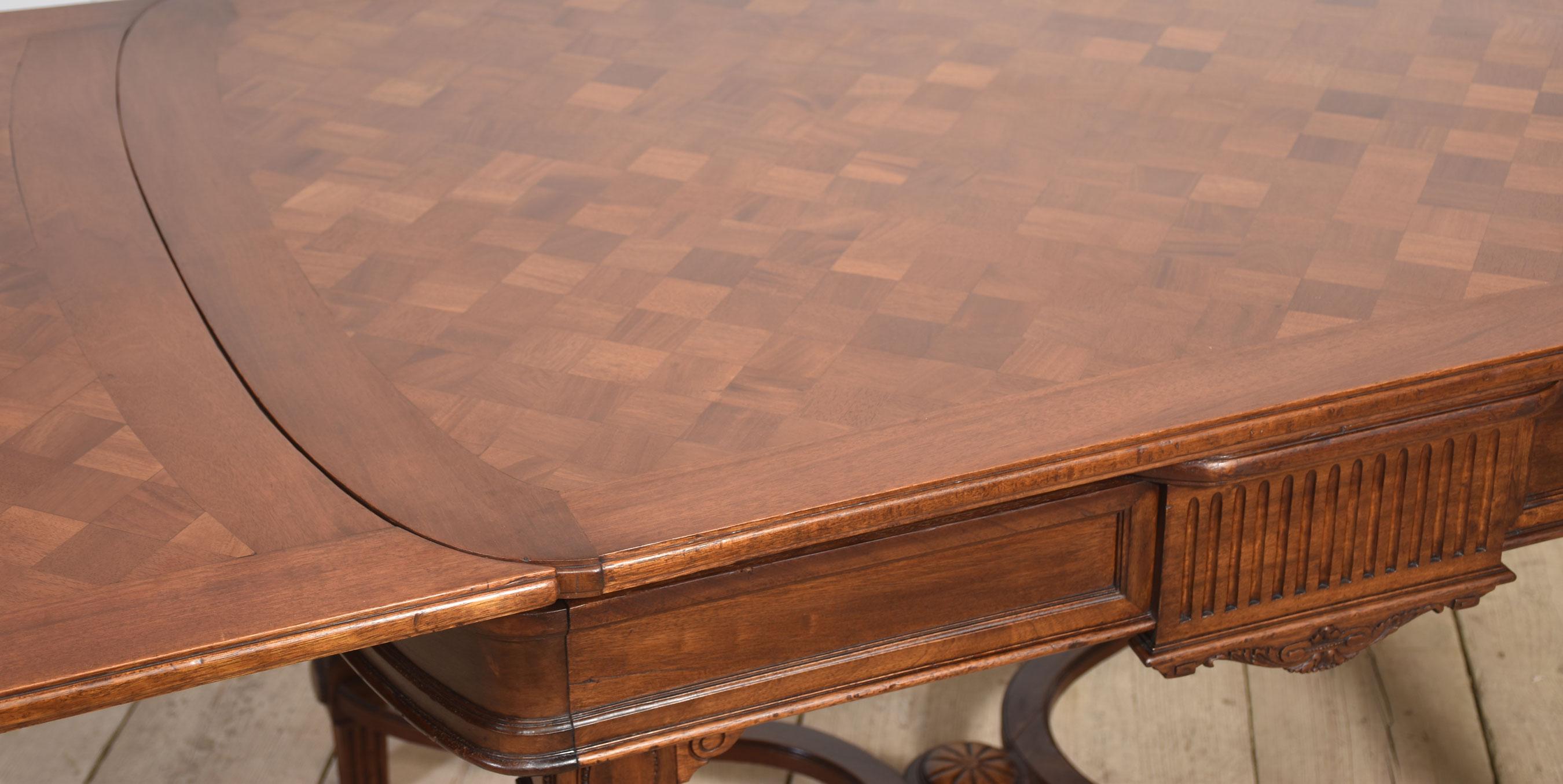 Table à tiroirs en parquet de noyer en vente 1