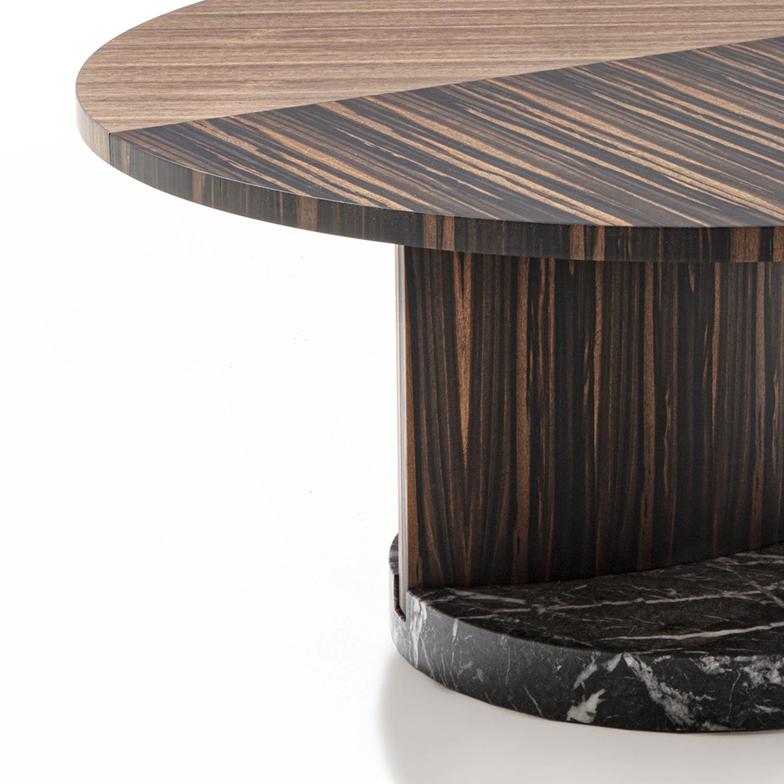 Table basse patch noyer avec plateau en bois massif 
bois de noyer et ébène amara massif. Pied dans le solide 
ébène amara sur base de marbre noir.
 