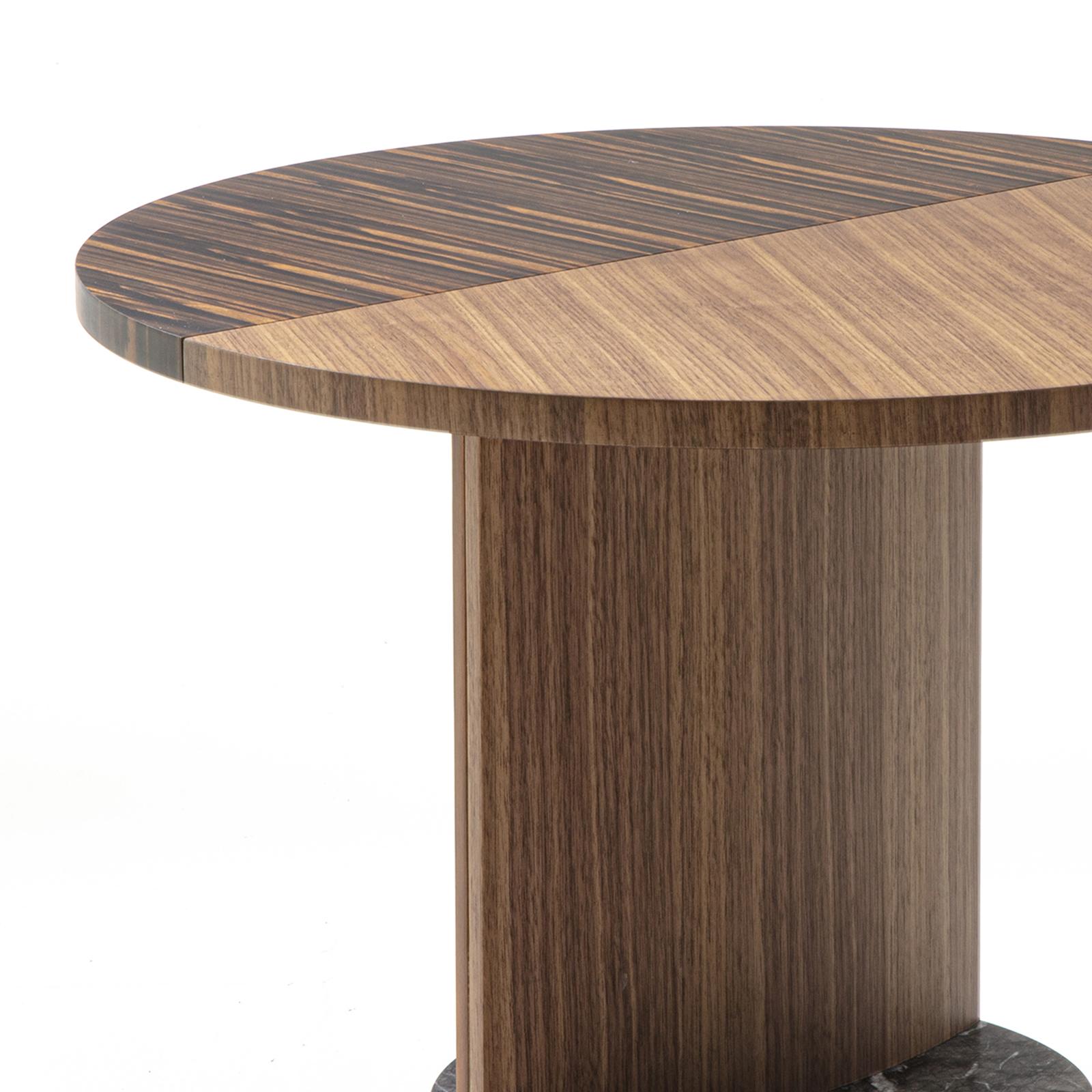 Side table walnut patch large with top made of solid 
walnut wood and solid amara ebony. Foot in solid 
walnut on black marble base.
