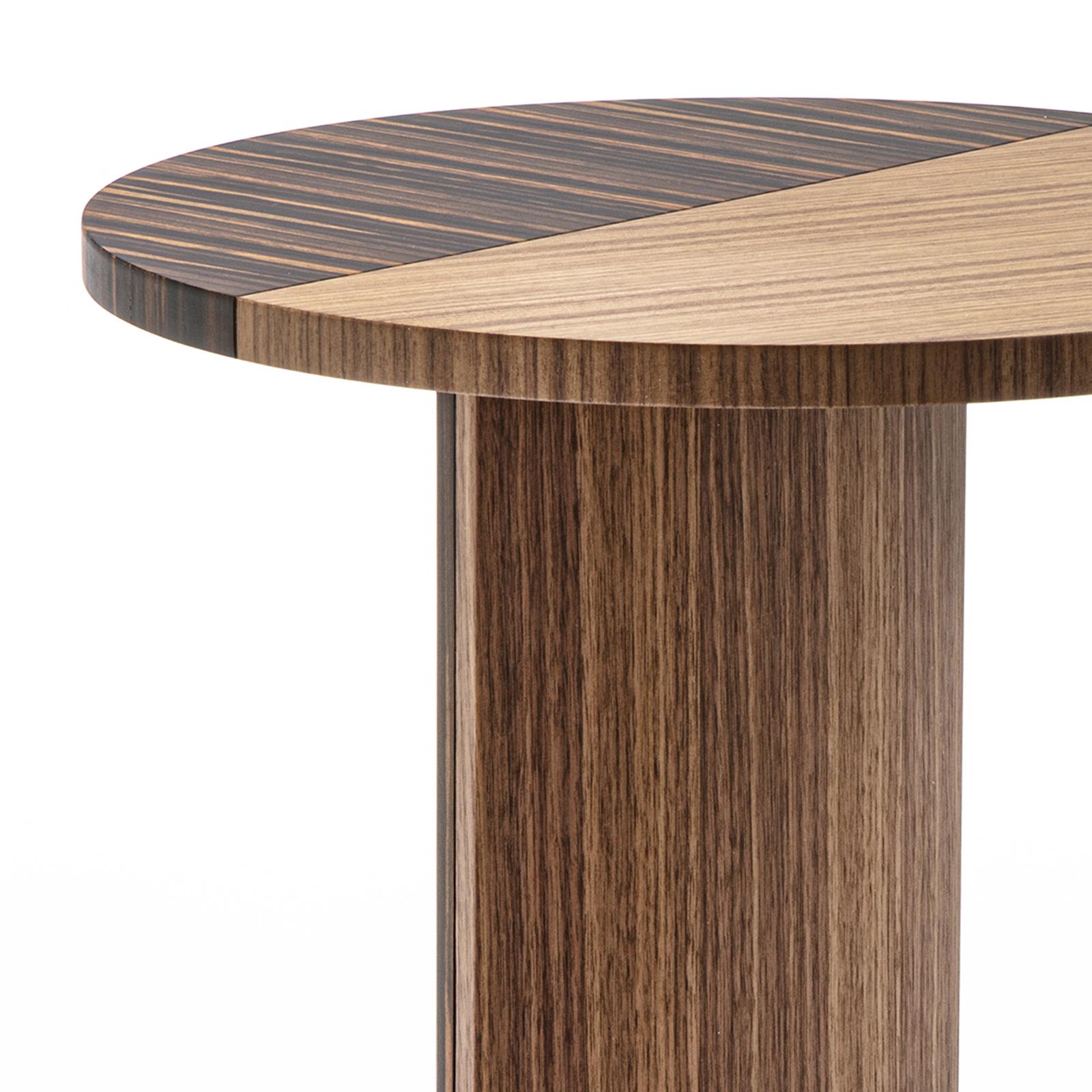 Side table walnut patch medium with top made of 
solid walnut wood and solid amara ebony. Foot in solid 
walnut on white marble base.