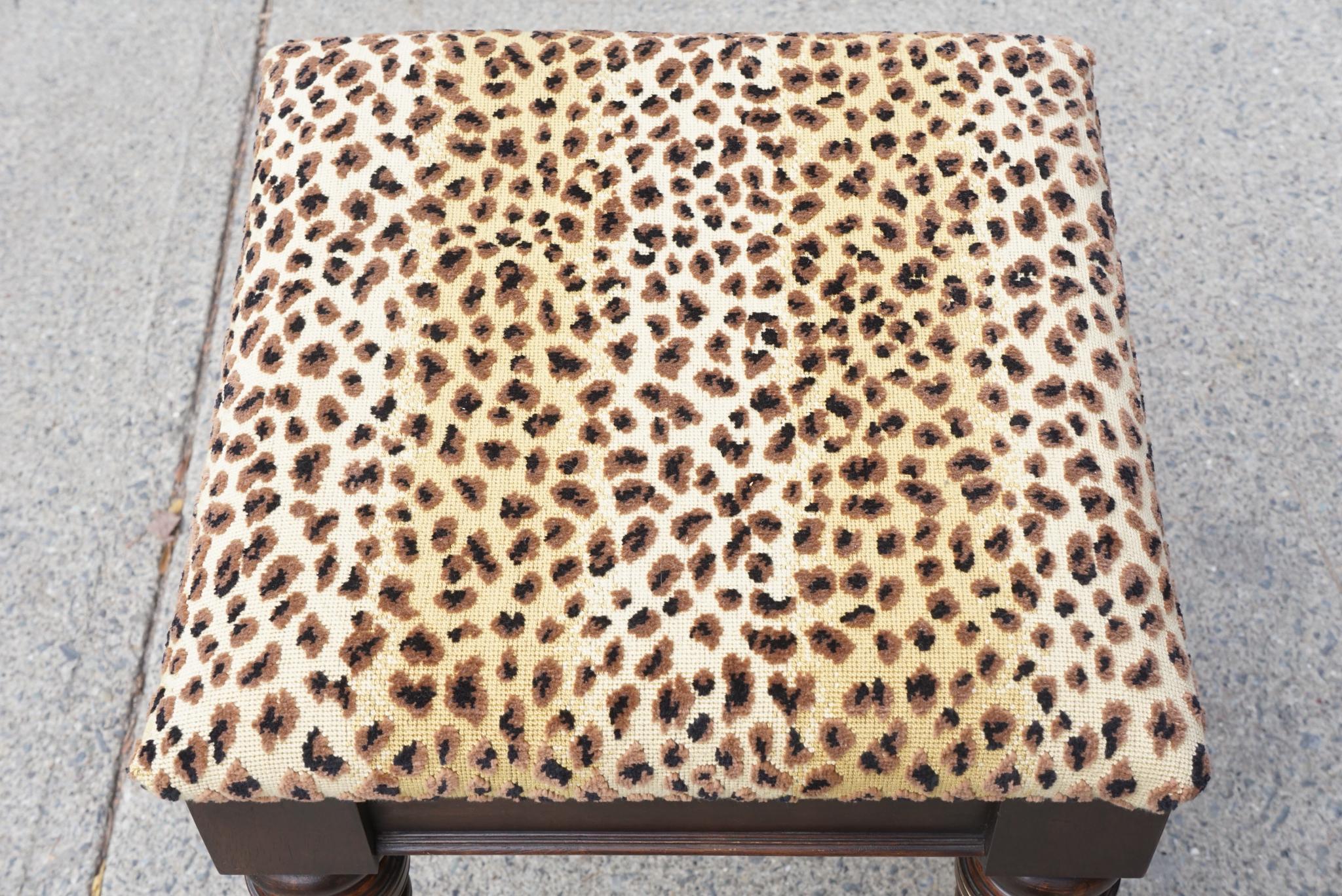 Fußhocker aus Nussbaumholz aus der Ästhetizismus im Zustand „Gut“ im Angebot in Hudson, NY