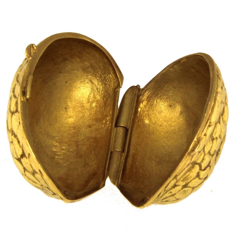 Walnut Pill Box in 18 Karat Gold For Sale at 1stdibs