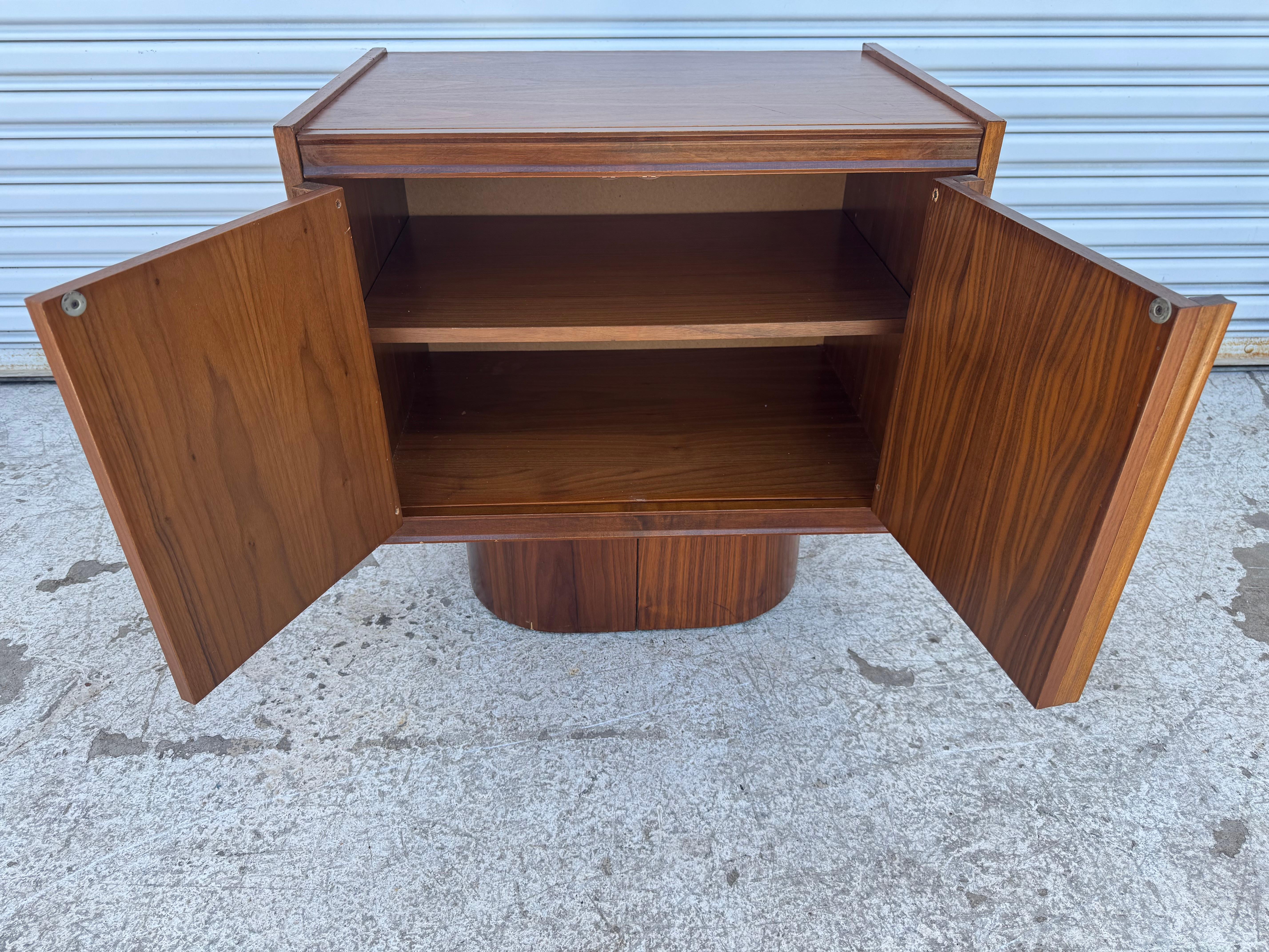 Canadese Comodino/tavolino a due ante con base a plinto in noce in vendita