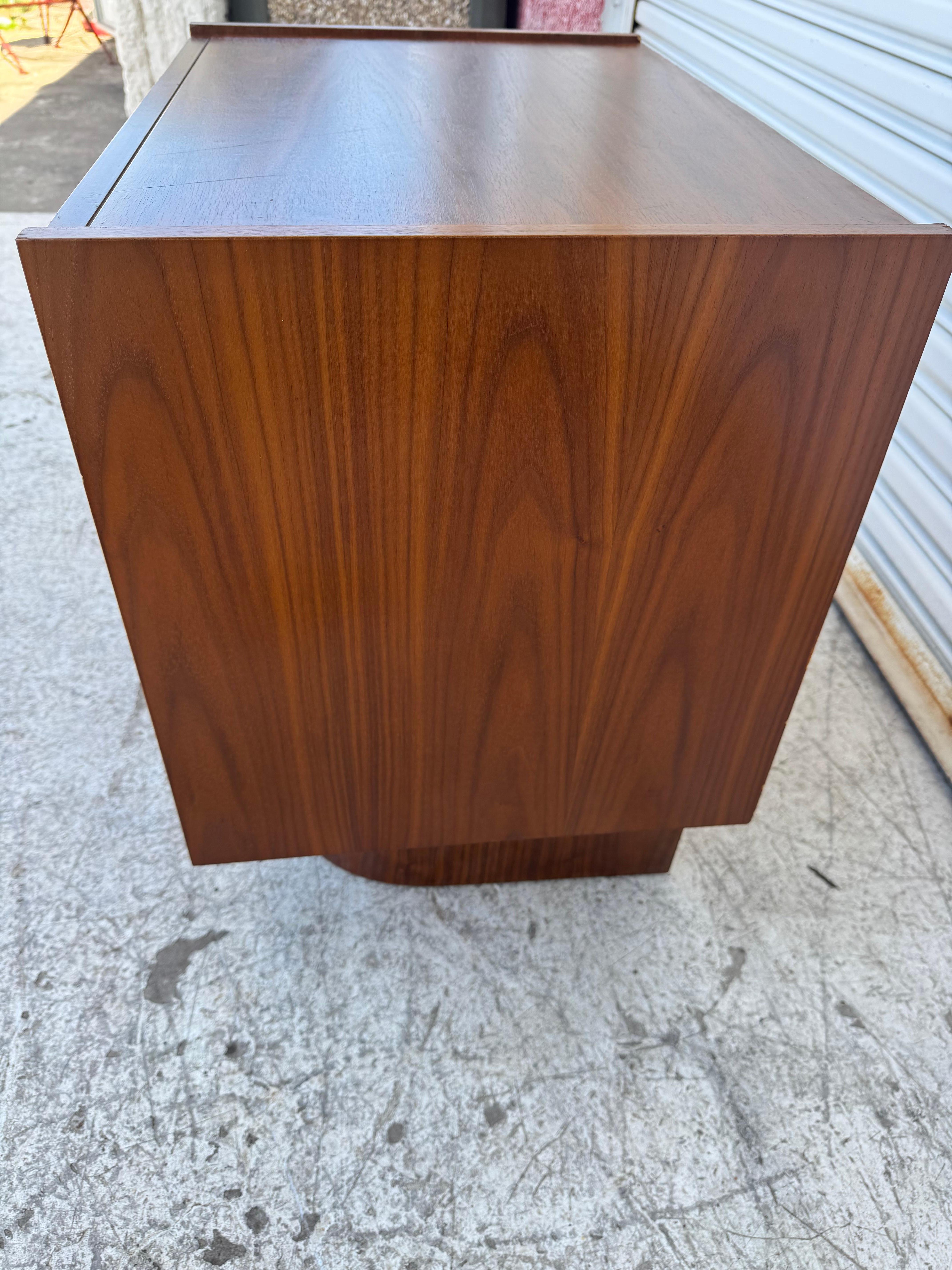 Comodino/tavolino a due ante con base a plinto in noce In condizioni buone in vendita a Pasadena, TX