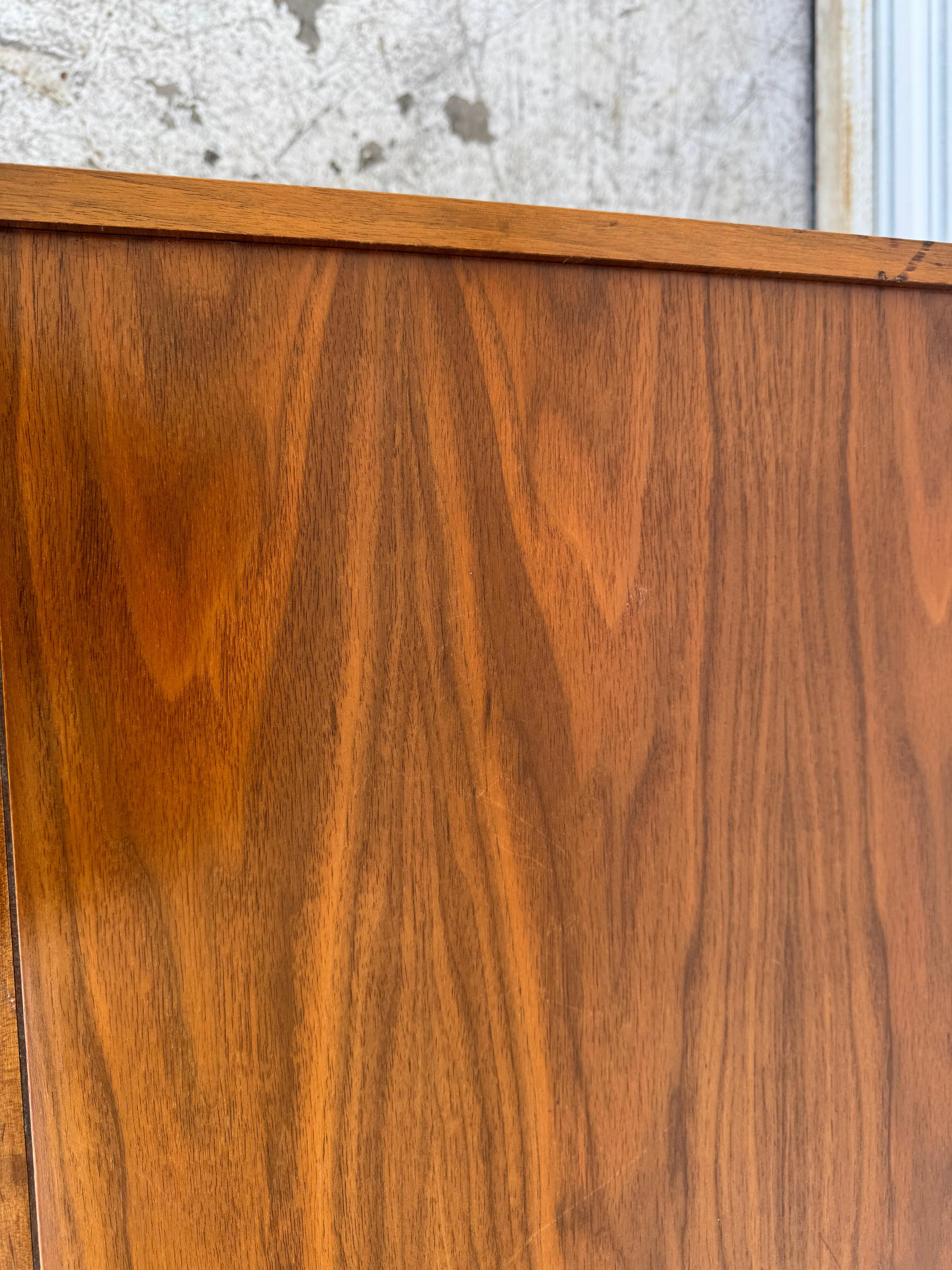 Fine XX secolo Comodino/tavolino a due ante con base a plinto in noce in vendita