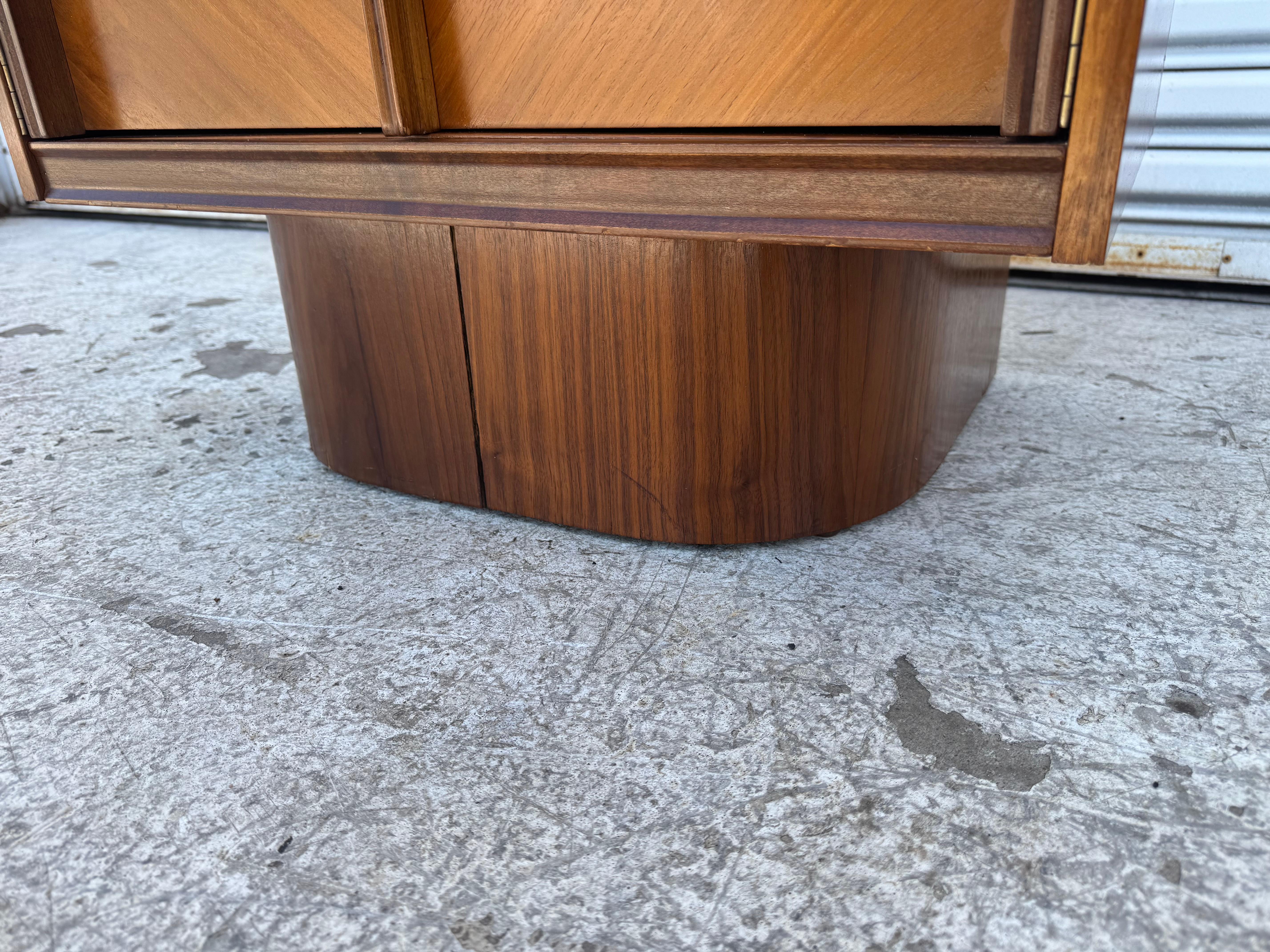 Noce Comodino/tavolino a due ante con base a plinto in noce in vendita