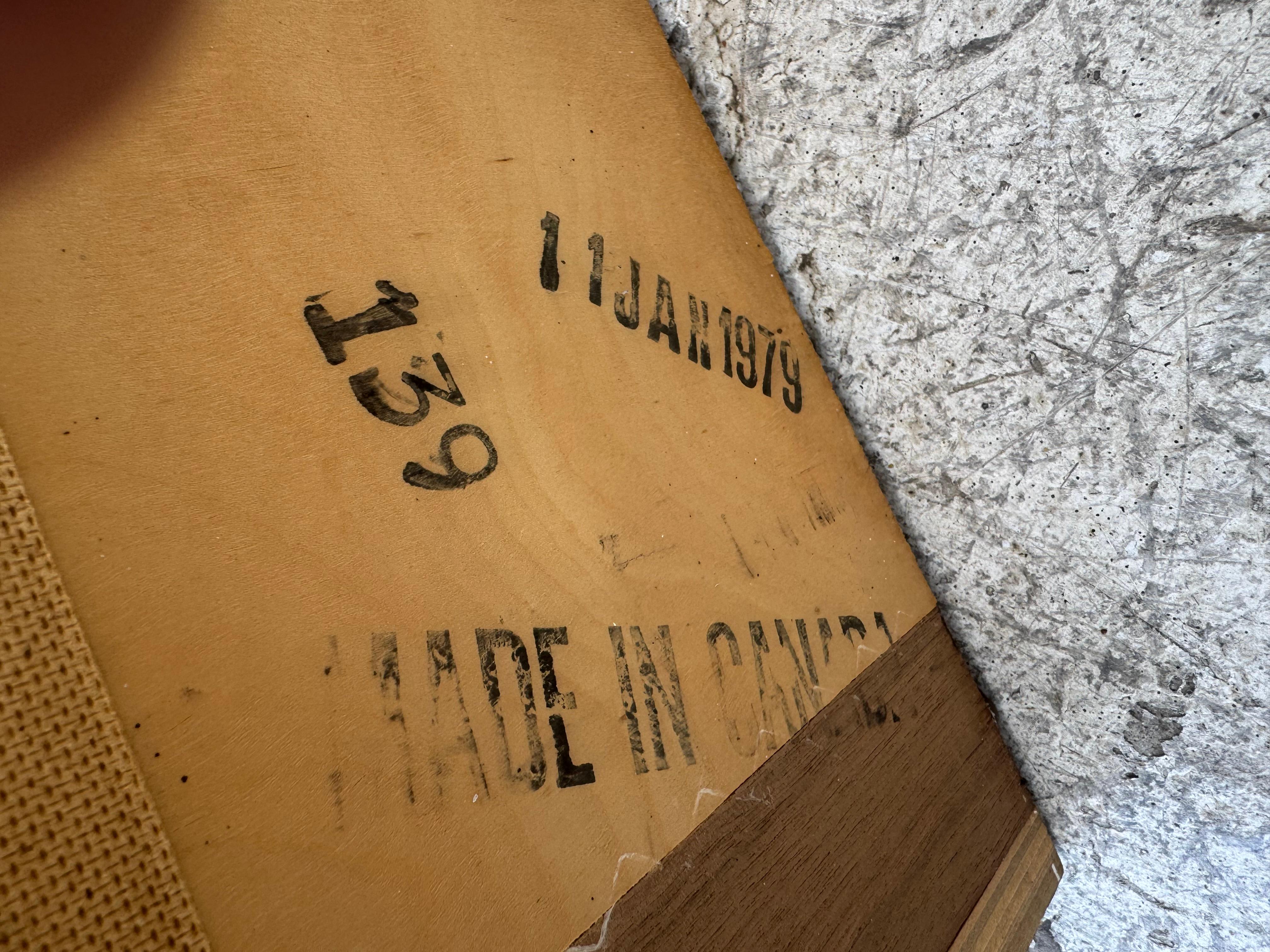 Comodino/tavolino a due ante con base a plinto in noce in vendita 1