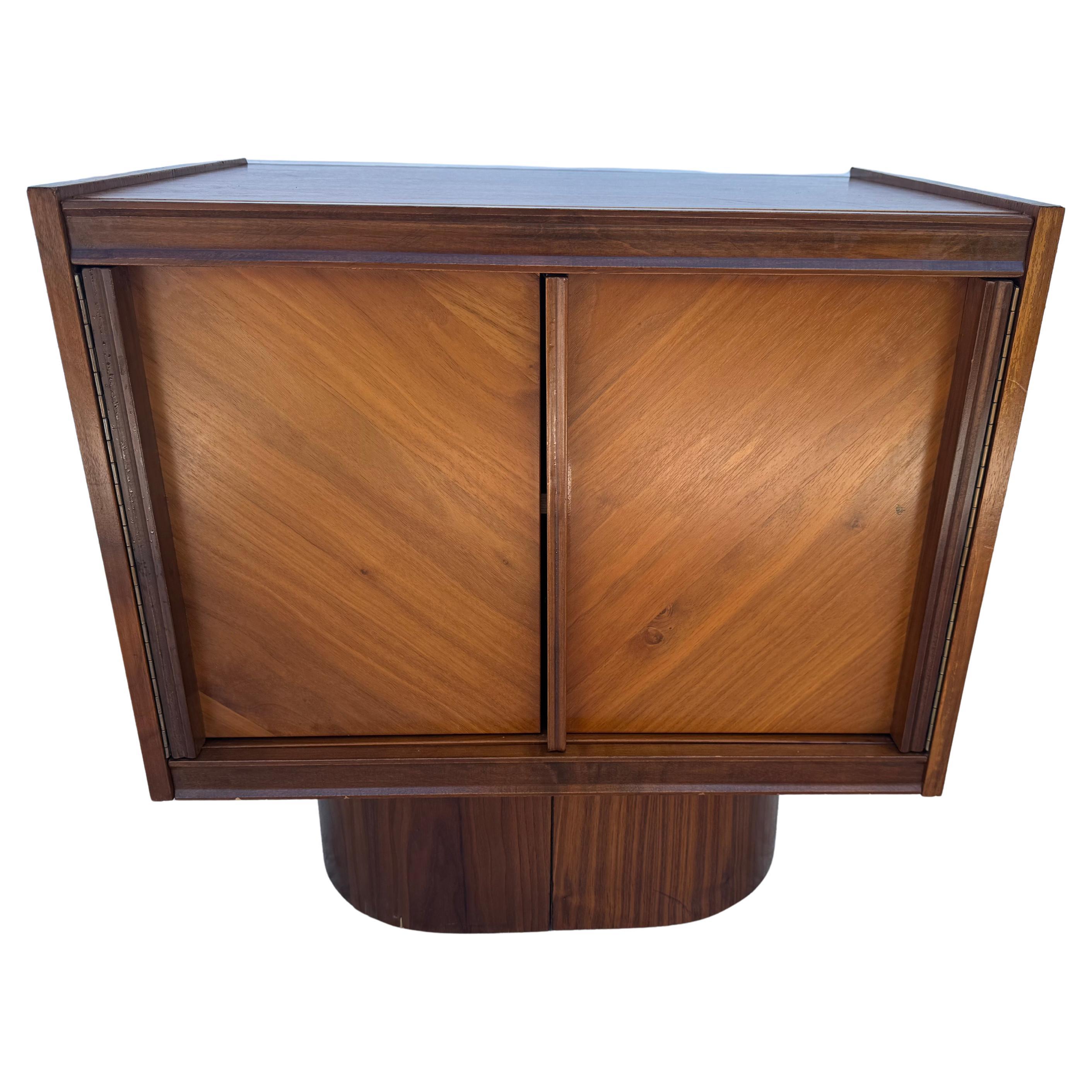 Table de chevet / table d'appoint à deux portes sur socle en noyer