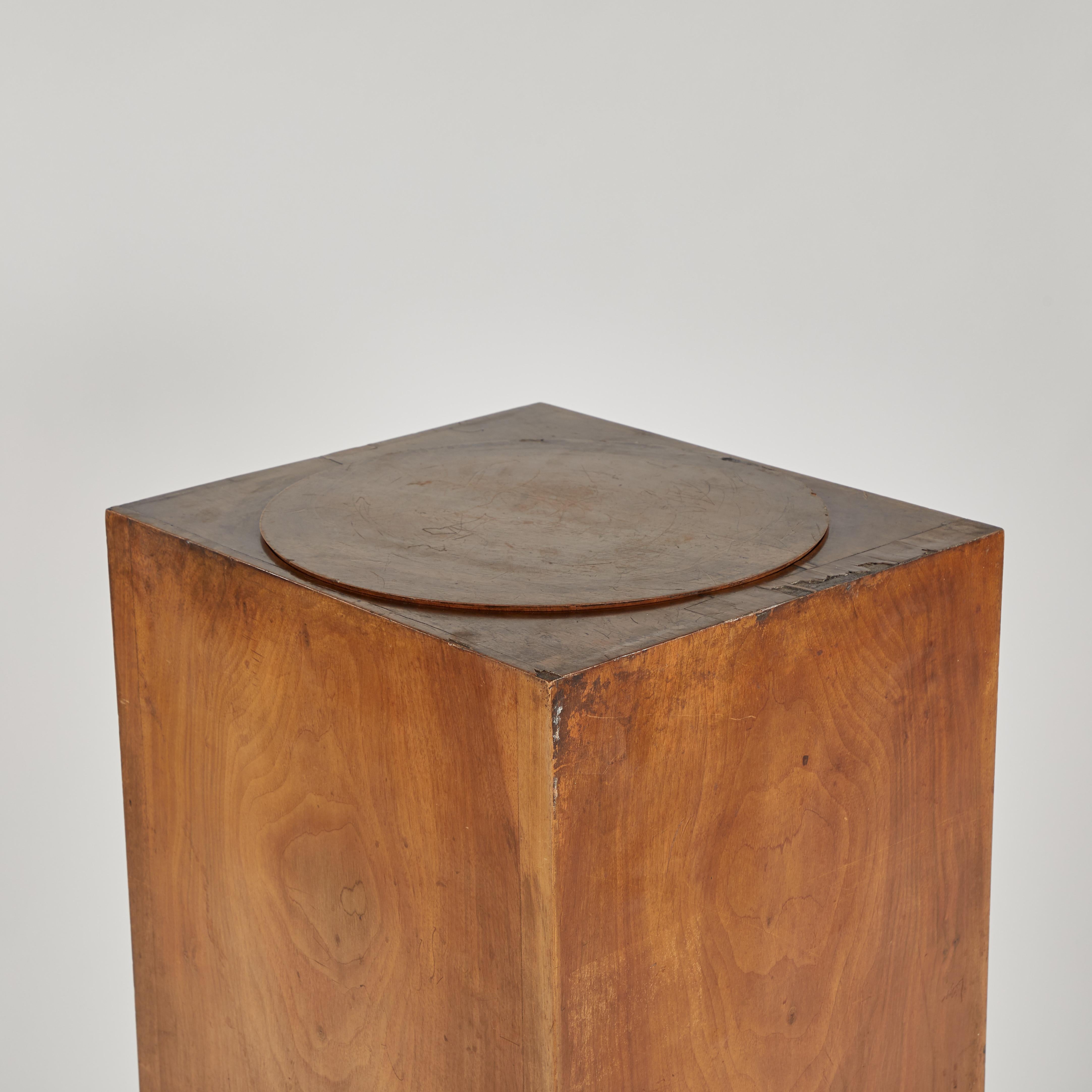 Walnut plinth with revolving top from late 19th-century England. Ideal for the full-sided presentation of a sculpture or decorative object, the height and dimensions of this classic piece make it highly versatile. Traditional yet minimalist, the