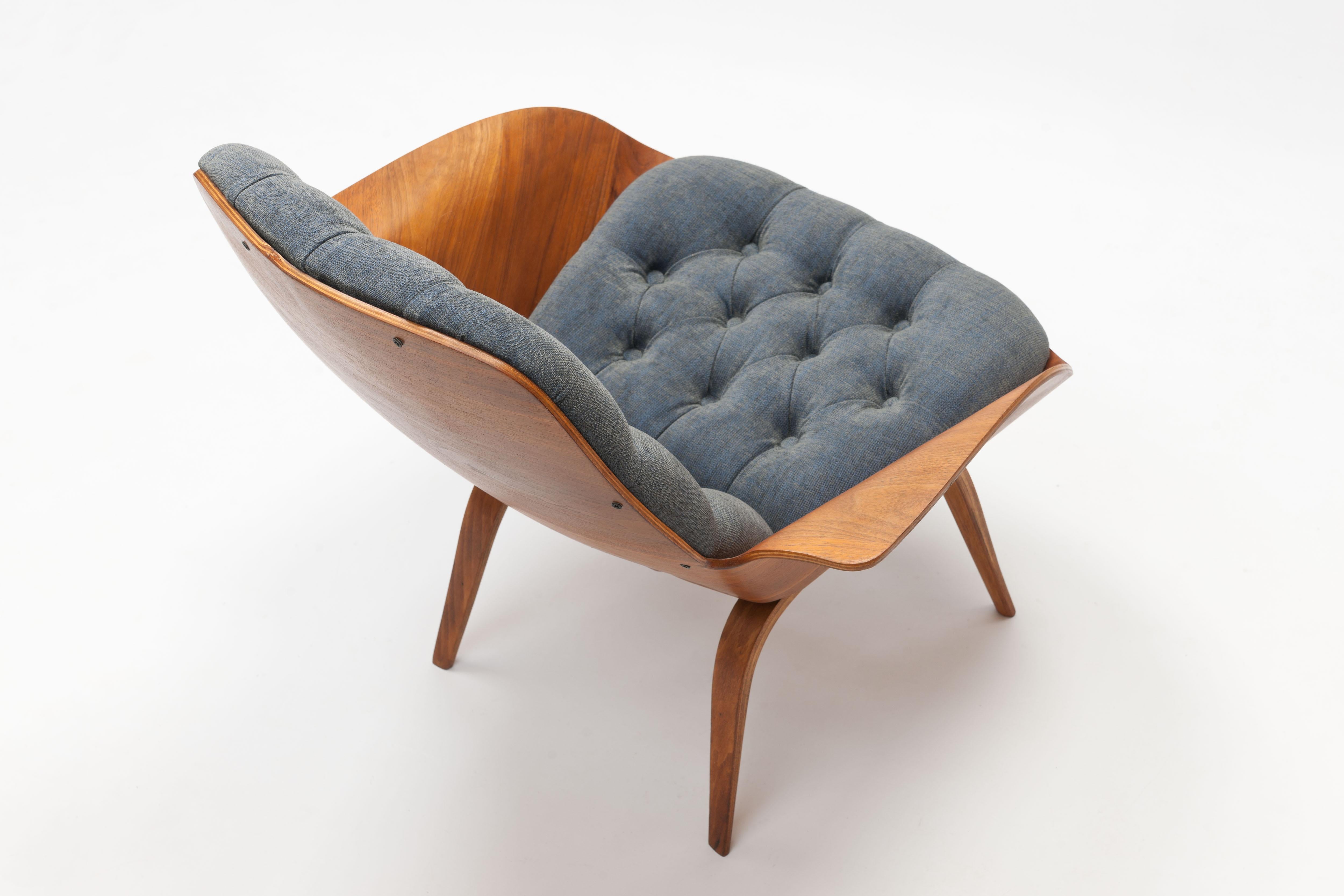 American walnut plywood lounge chair from the 1960s by American designer George Mulhauser.
This is a smaller version with more rarely seen wooden legs of the larger, and more famous, 
