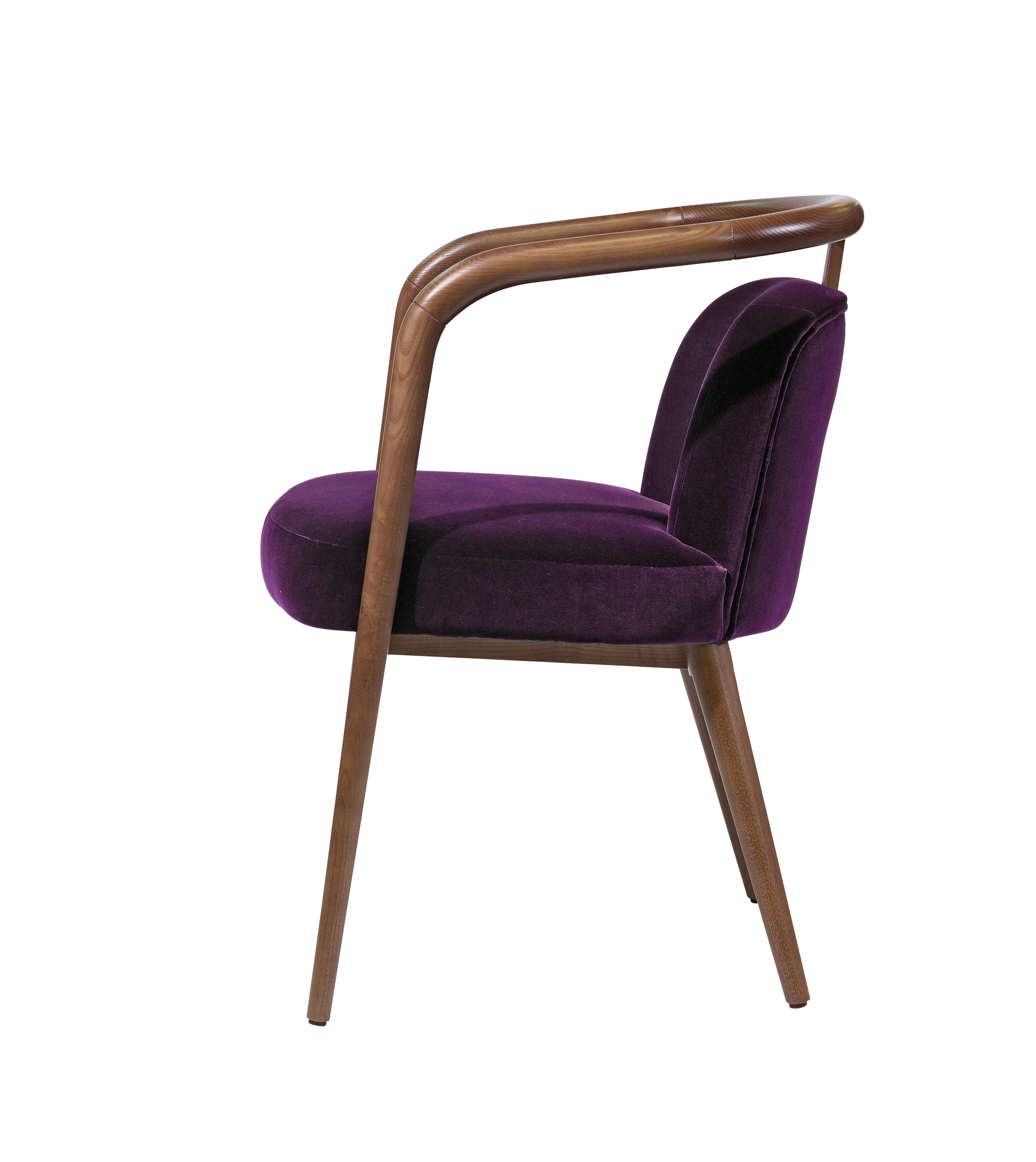 A sleek chair with an artistic appeal, that was inspired by the architecture of New York City buildings in this case The Essex Building in Central Park south.
This chair is designed to fit in many environments, no matter the affair, in order to