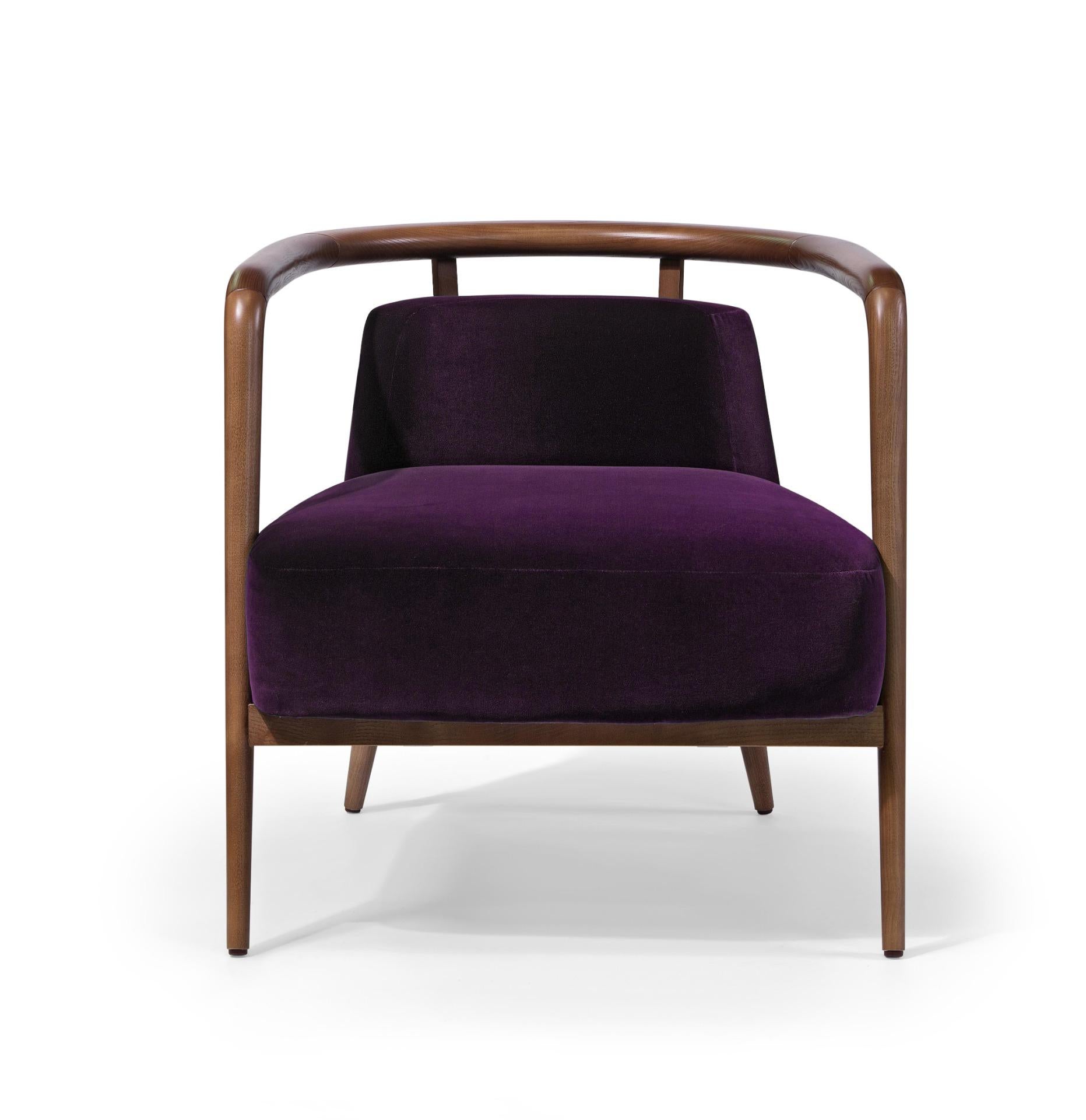 Moderner Essex-Sessel aus Nussbaumholz und lila Samt (Skandinavische Moderne) im Angebot