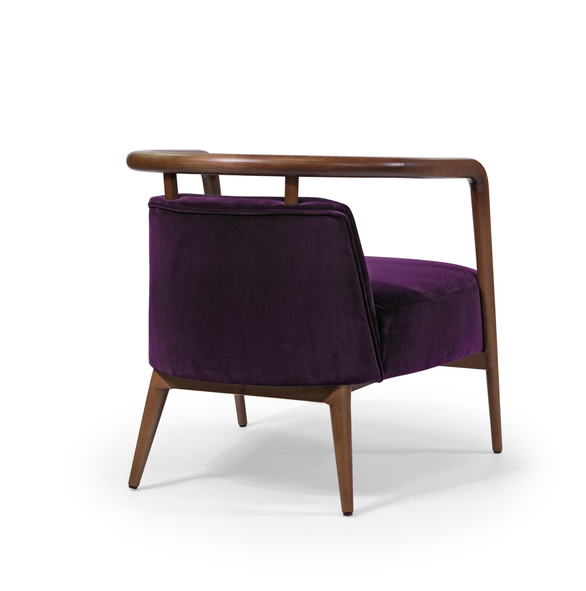 Moderner Essex-Sessel aus Nussbaumholz und lila Samt (Portugiesisch) im Angebot