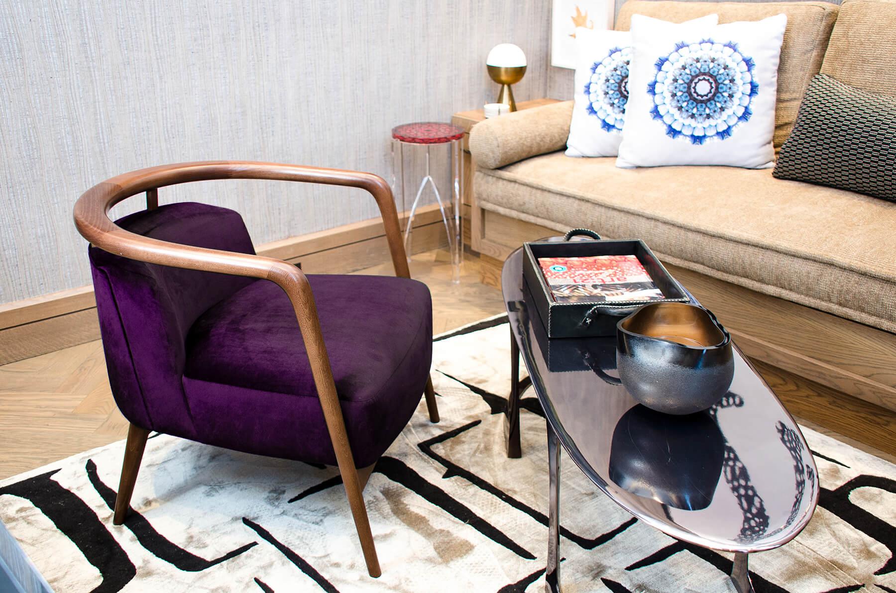 Moderner Essex-Sessel aus Nussbaumholz und lila Samt im Zustand „Neu“ im Angebot in New York, NY