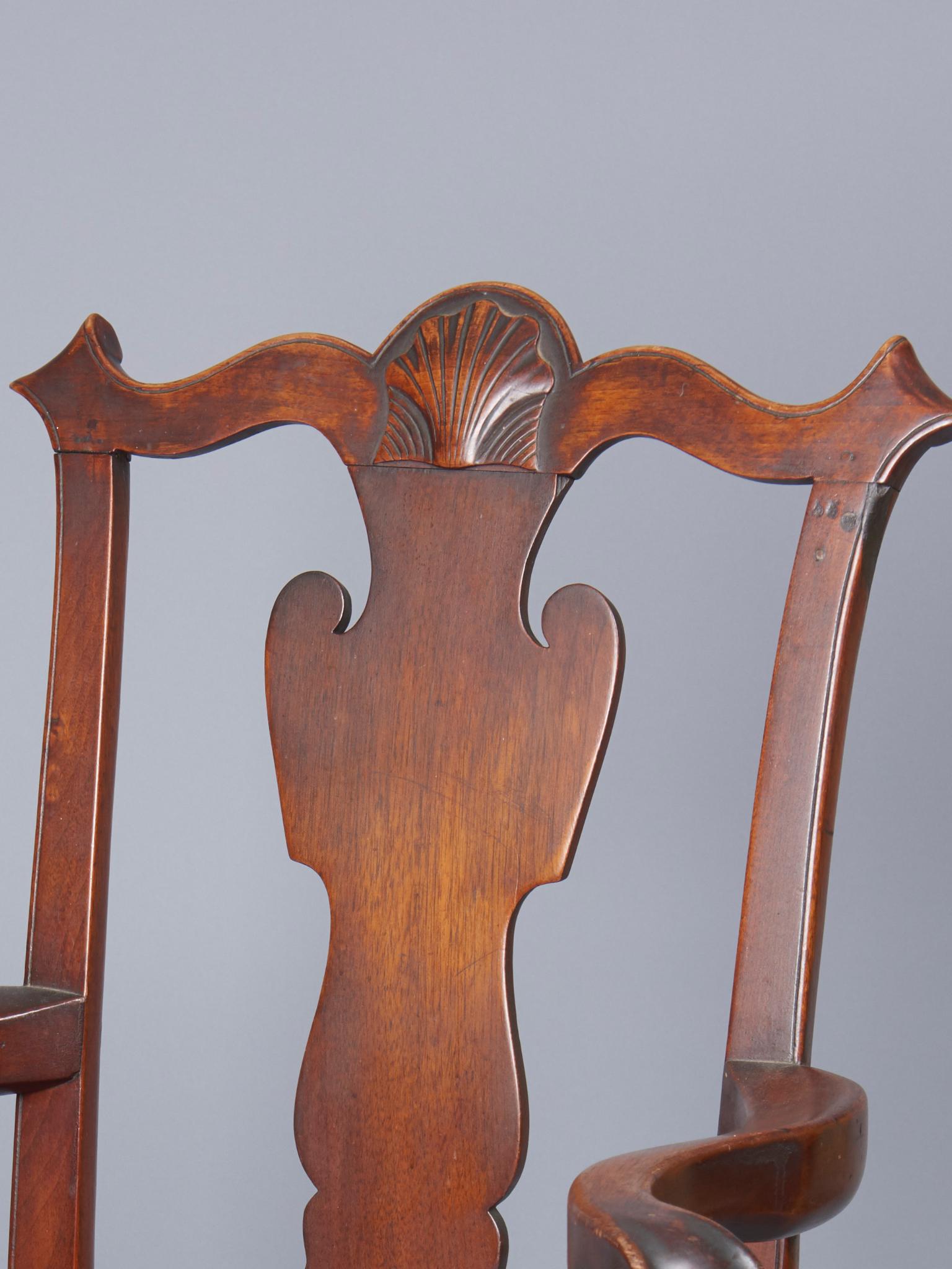 Coquille sur la crête, splat solide, grand support de bras et articulations sculptées. Pieds cabriole se terminant par des pieds en forme de coussins. Belle patine. Philadelphie, vers 1760.