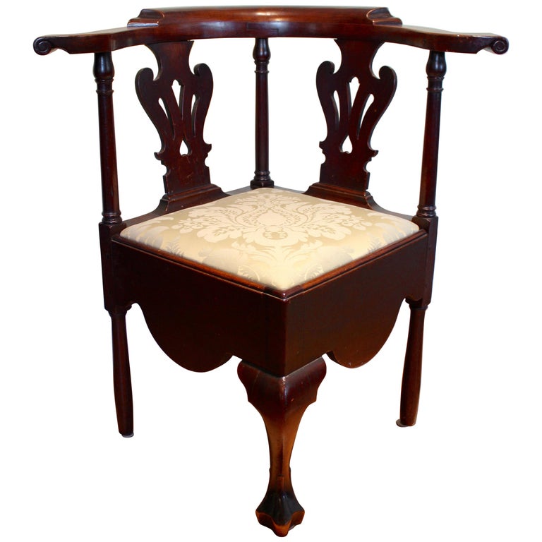 Walnut Queen Anne Corner Chair For Sale at 1stDibs