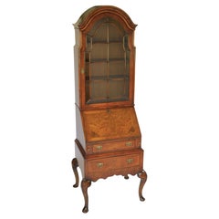 Librería de nogal de estilo Reina Ana  hacia 1920