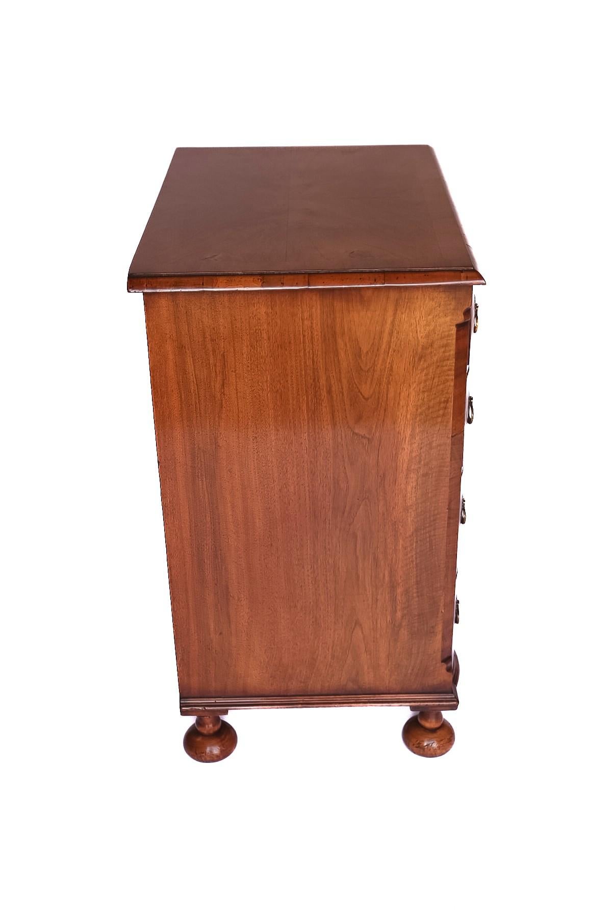 Arcón de 4 cajones de nogal estilo Queen Anne circa años 20 Británico en venta