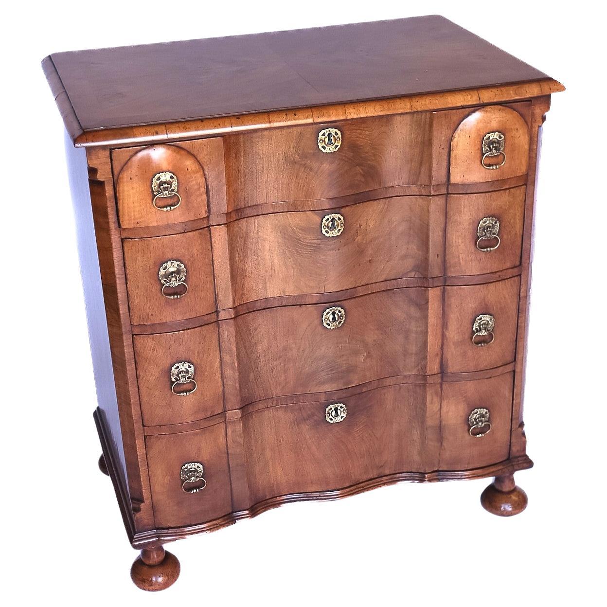 Arcón de 4 cajones de nogal estilo Queen Anne circa años 20 en venta