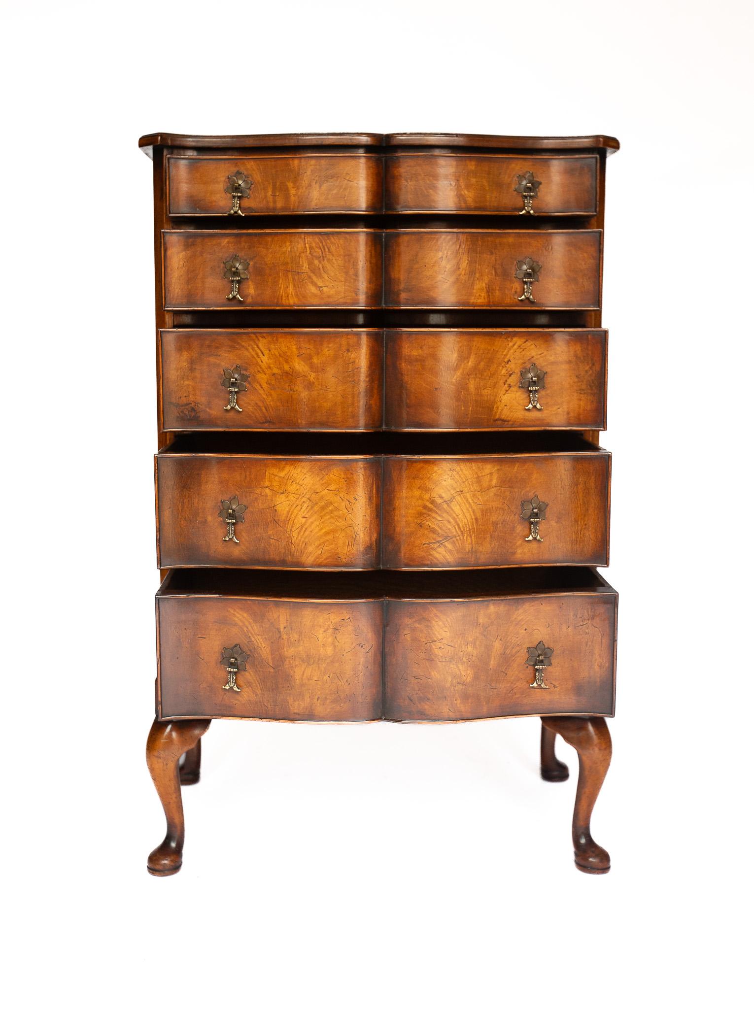 Walnut Queen Anne Style 5 drawer chest circa 1920s
Figured Walnut Top, & drawer fronts
Shaped Front, Oak lined Drawers,
Period Style Brass split tail Drawer Handles
All Sitting on 4 squat cabriole shaped legs
Recently Polished
Good Quality Chest