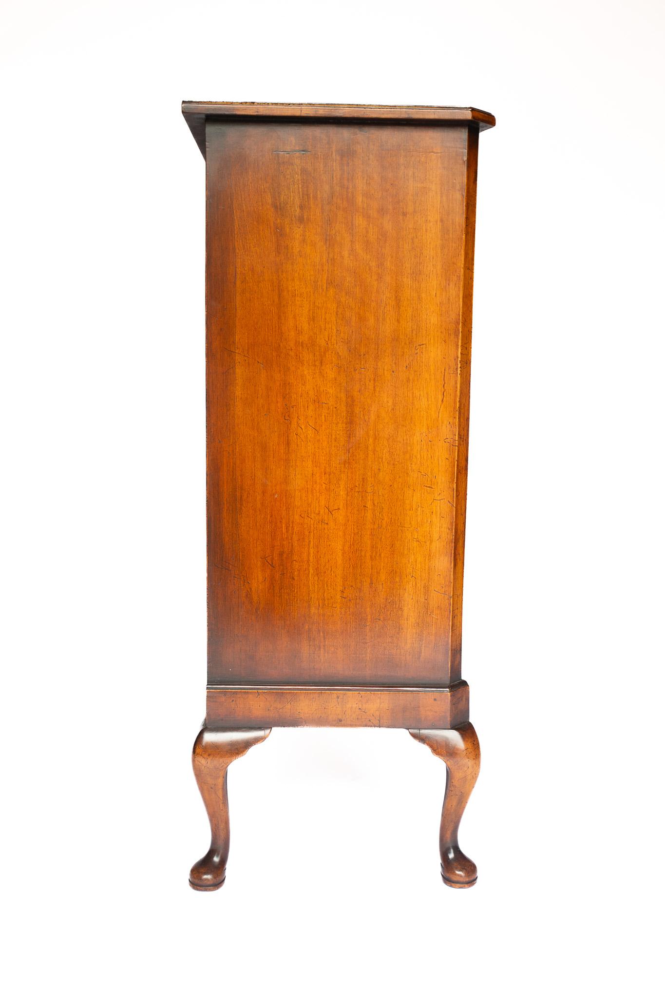 Walnut Queen Anne Style 5 drawer chest 1920s In Good Condition For Sale In Dereham, GB
