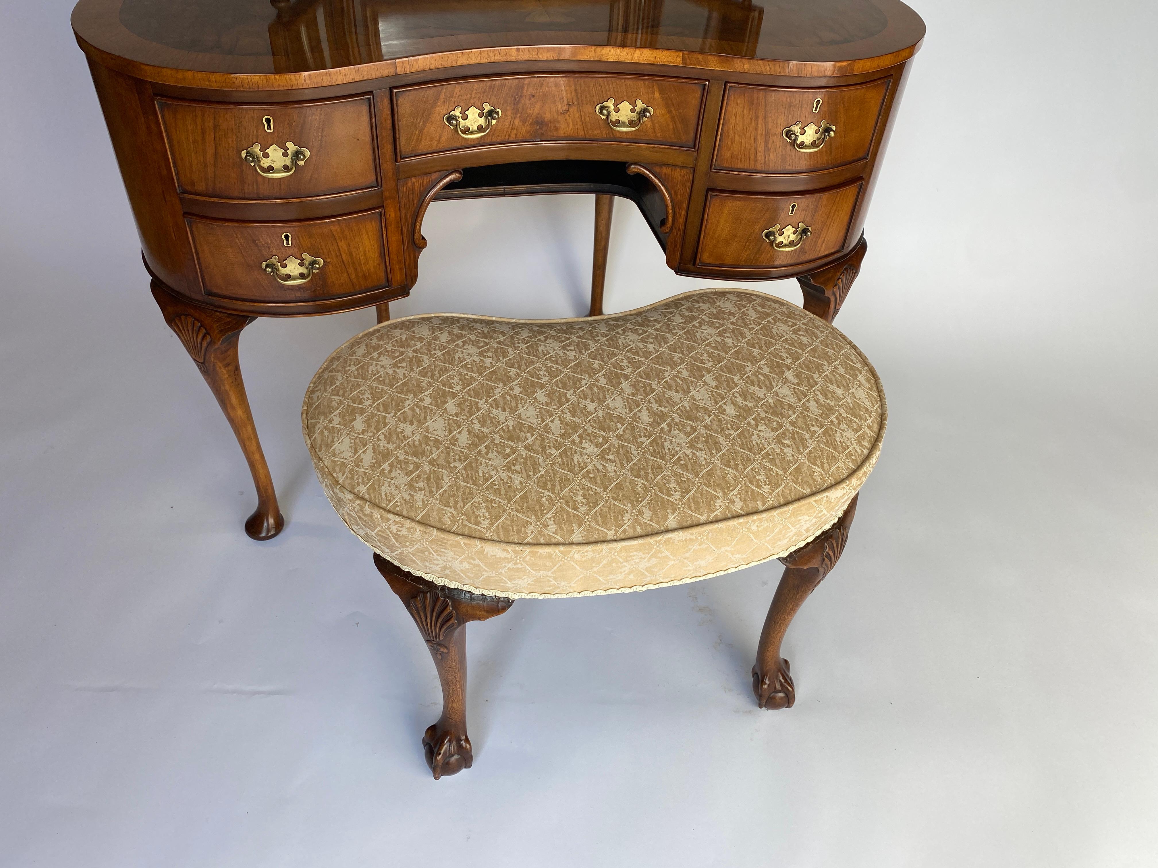 Tocador de nogal estilo Queen Anne con taburete en venta 3