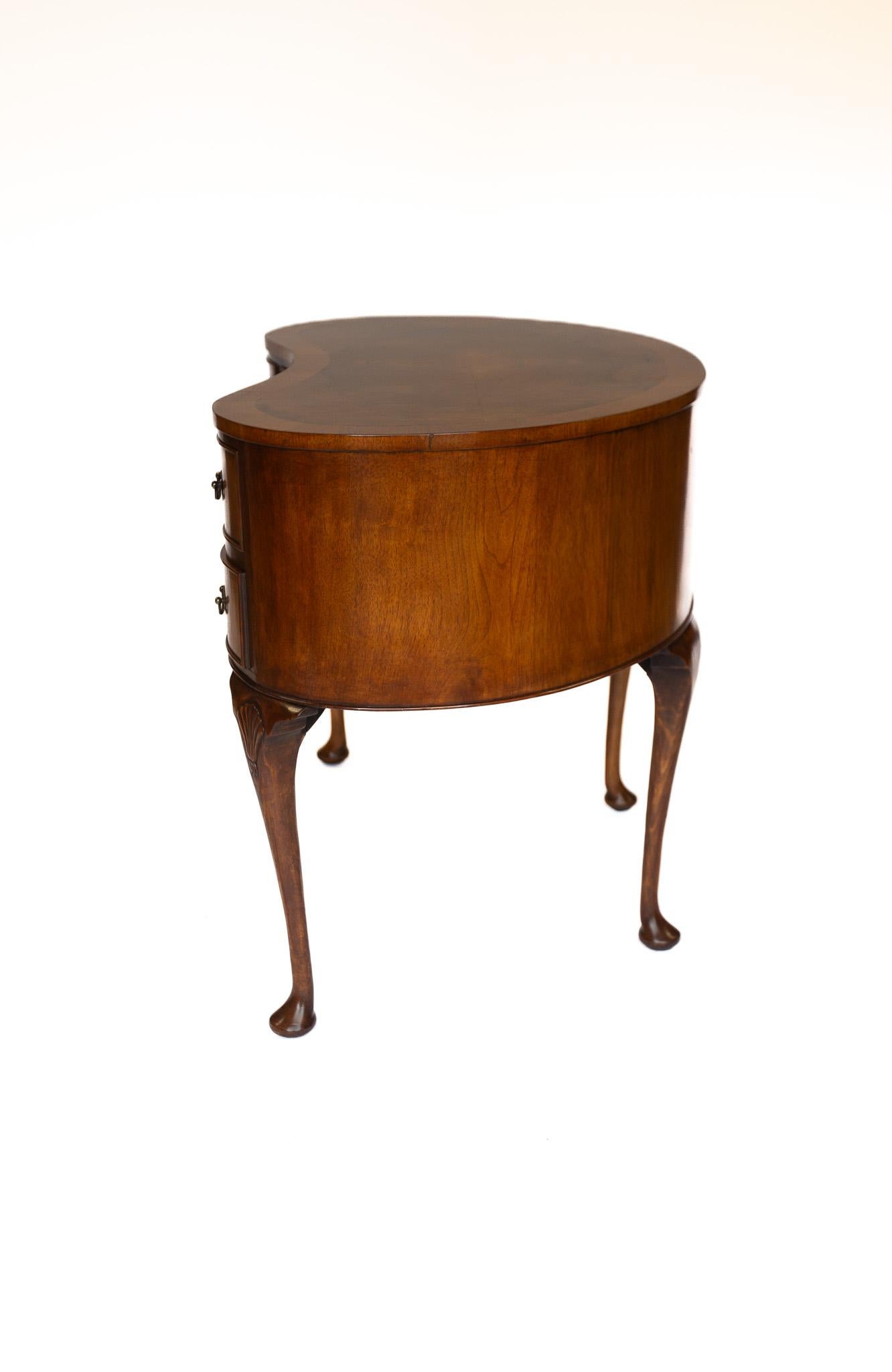 Table de toilette en noyer de style Queen Anne avec tabouret Bon état - En vente à Dereham, GB