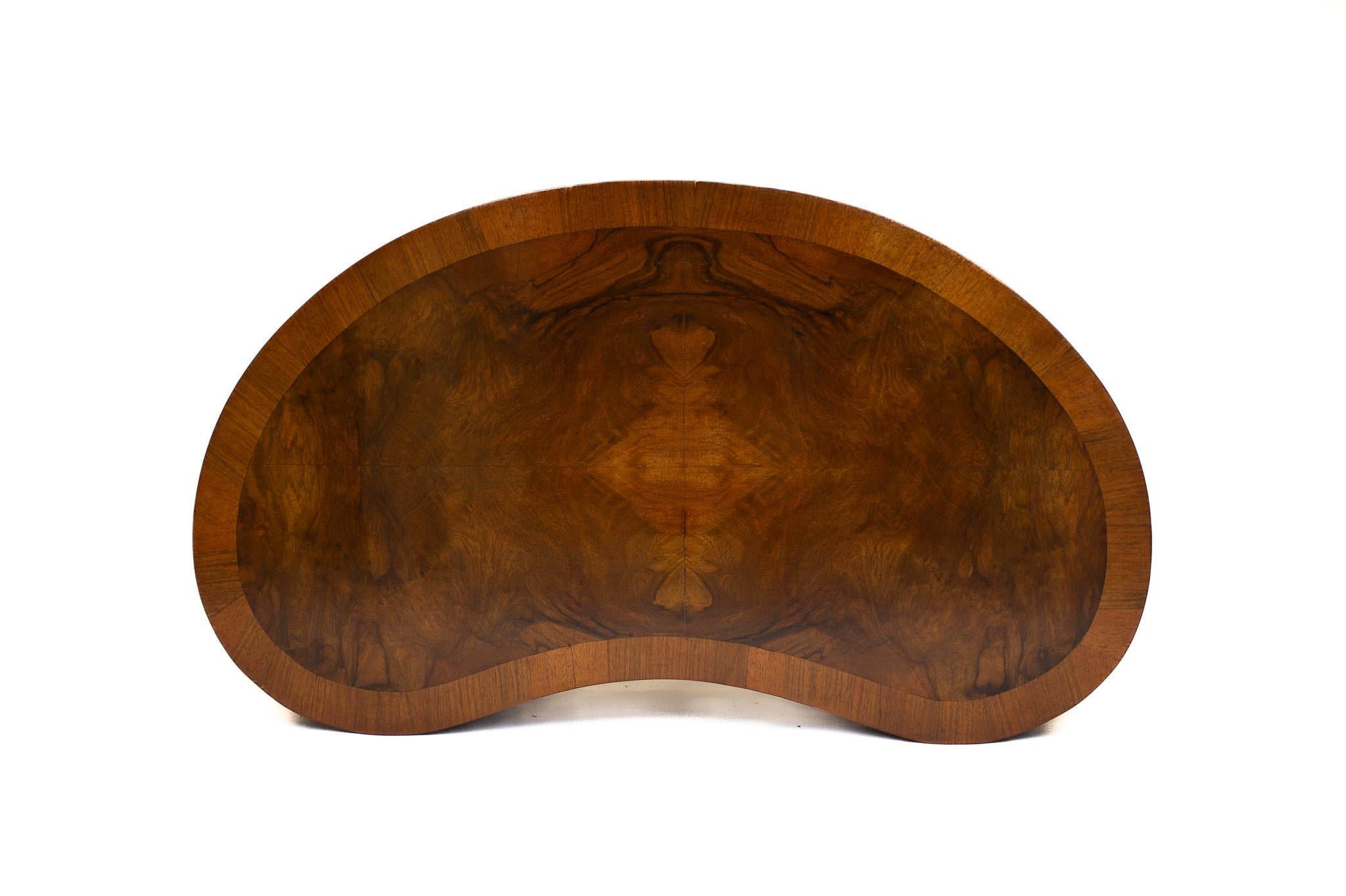 Milieu du XXe siècle Table de toilette en noyer de style Queen Anne avec tabouret en vente