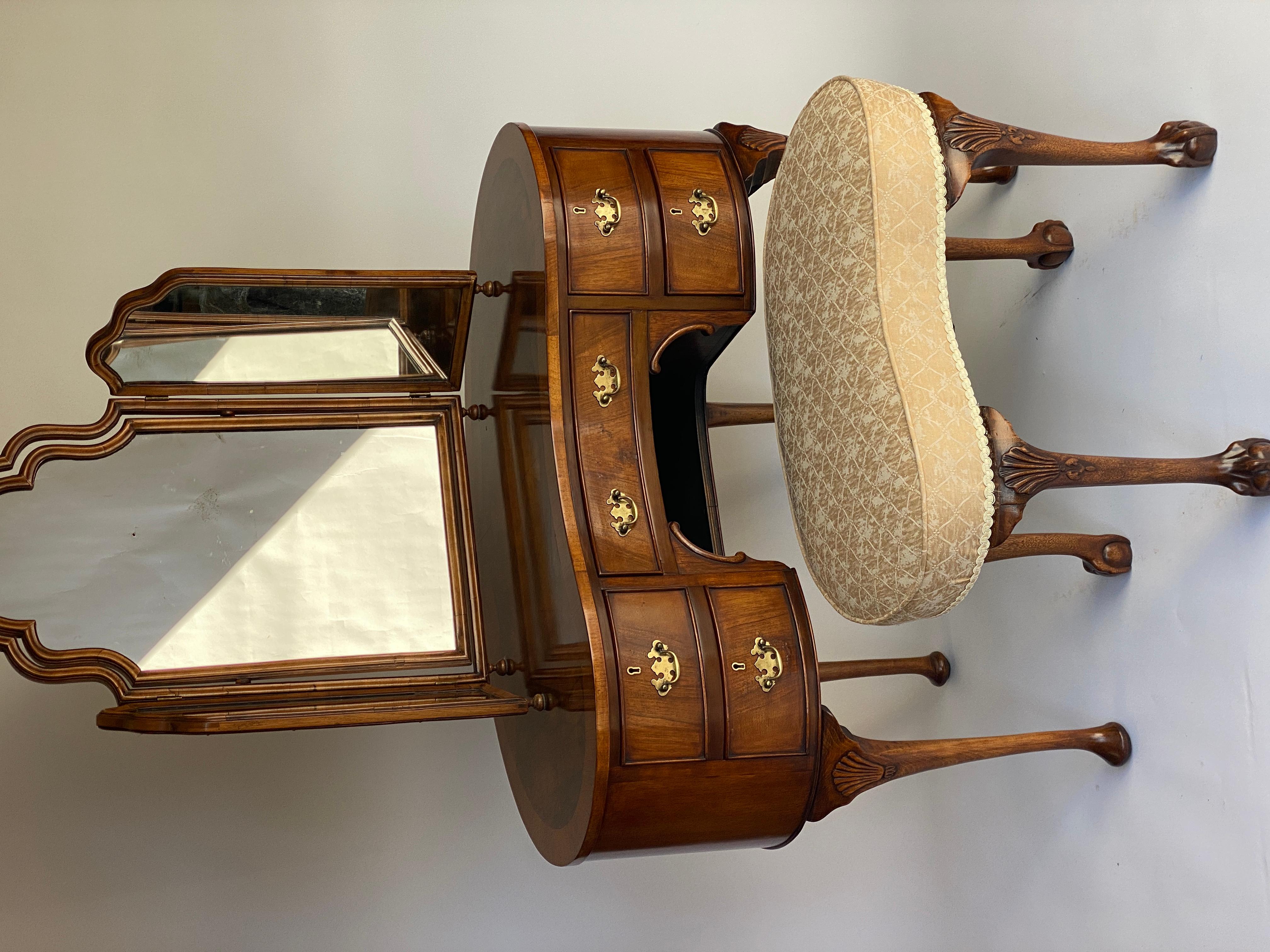 Tocador de nogal estilo Queen Anne con taburete mediados del siglo XX en venta