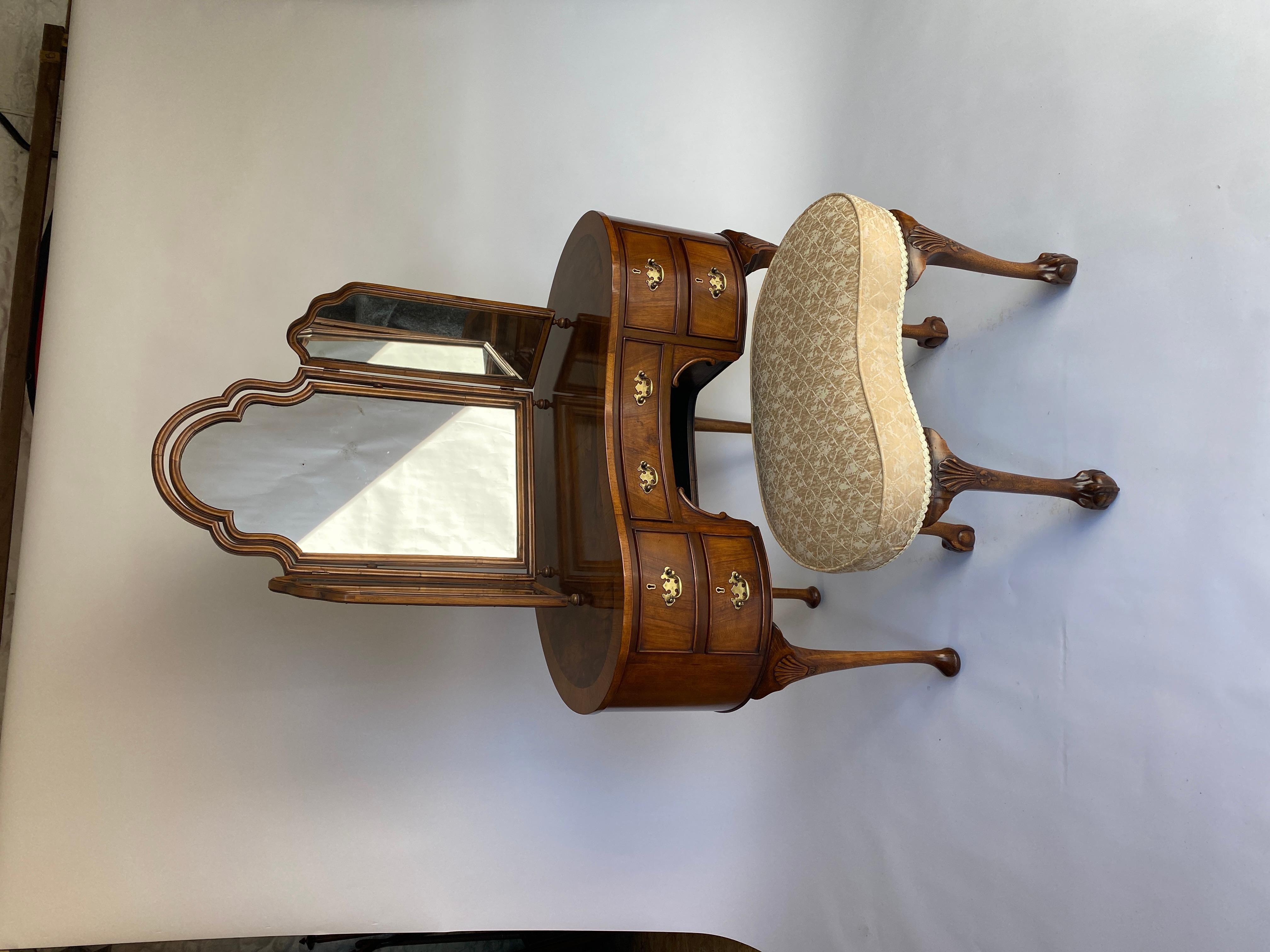 Tocador de nogal estilo Queen Anne con taburete Nogal en venta