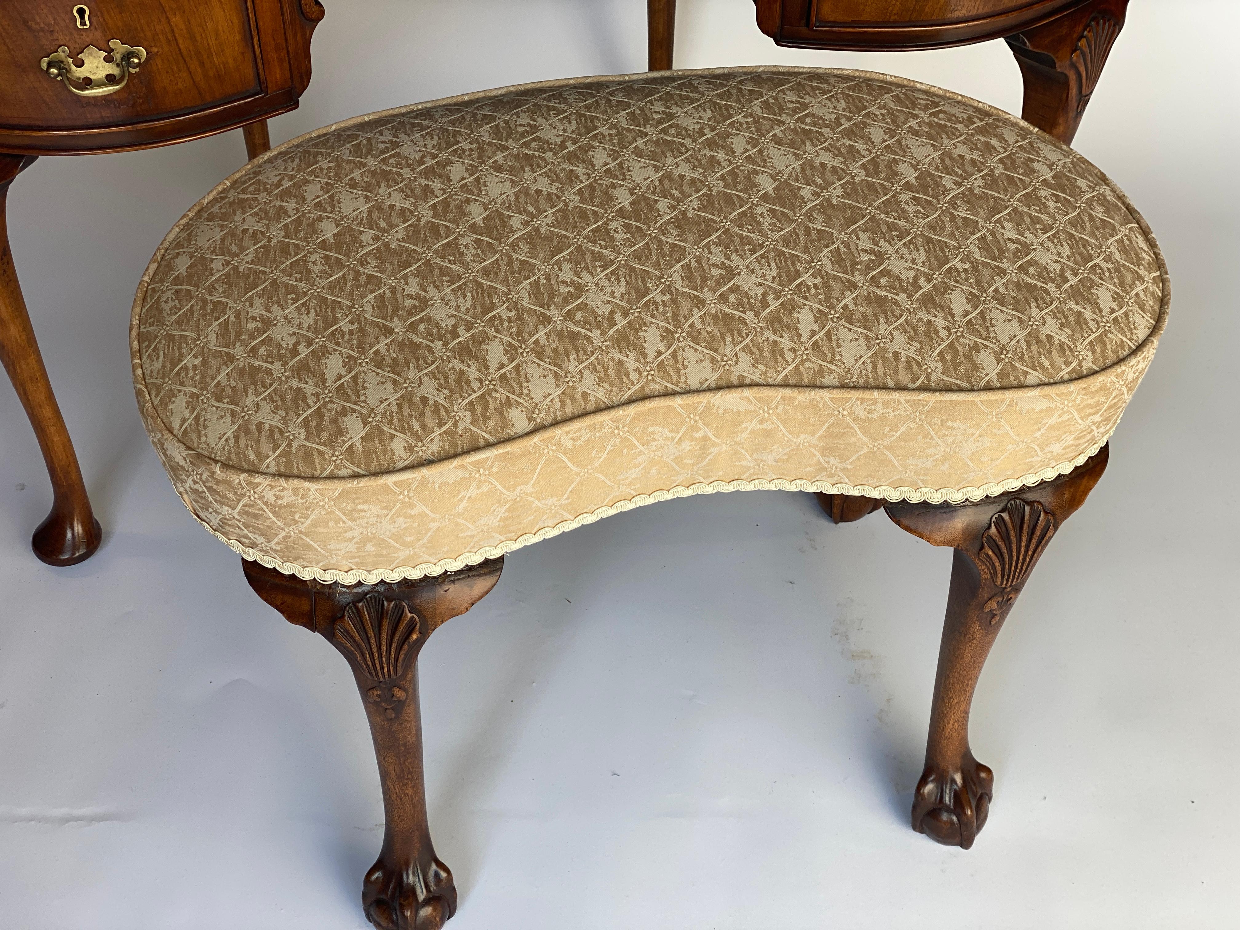Tocador de nogal estilo Queen Anne con taburete en venta 1