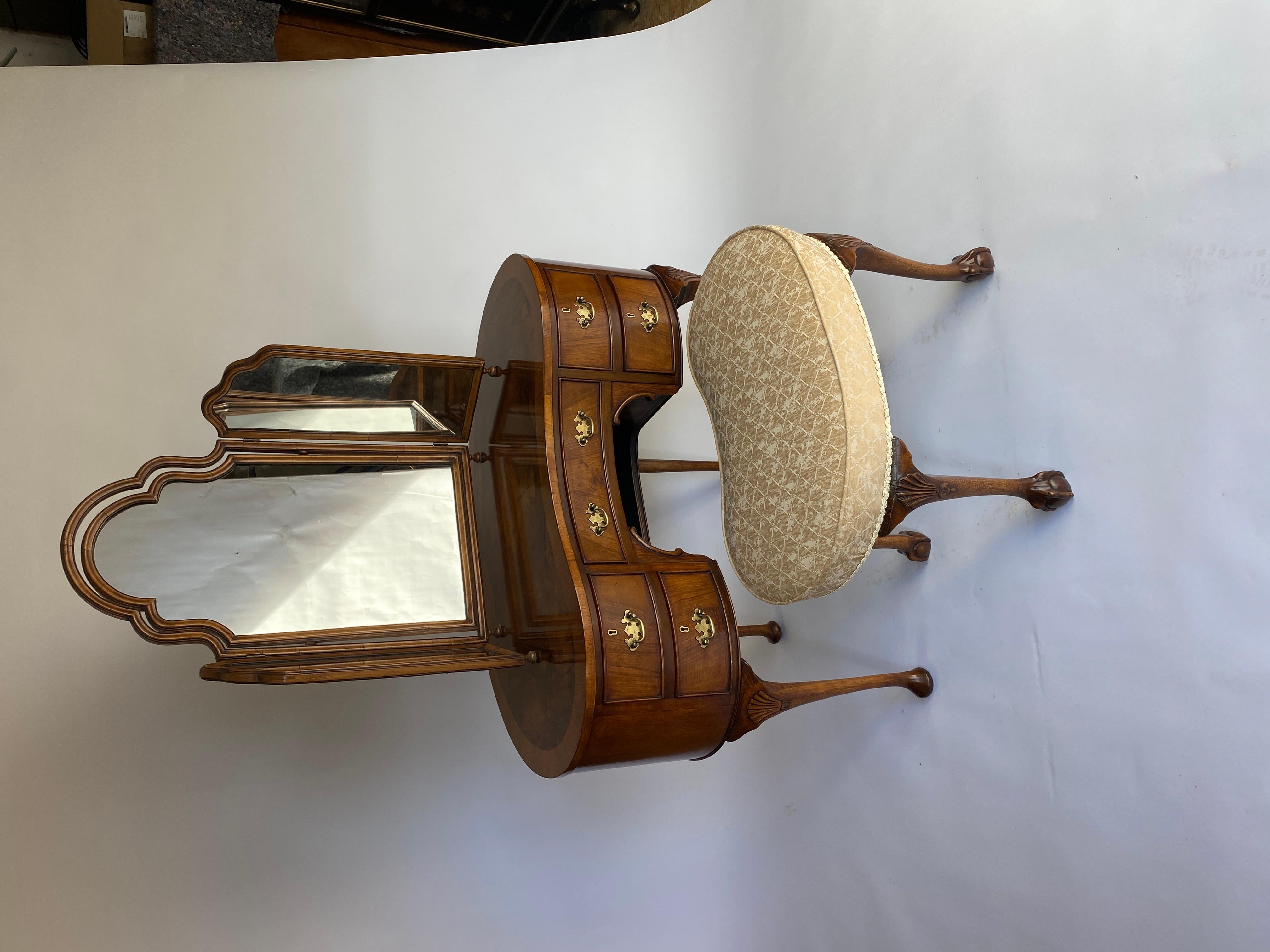 Tocador de nogal estilo Queen Anne con taburete en venta 2