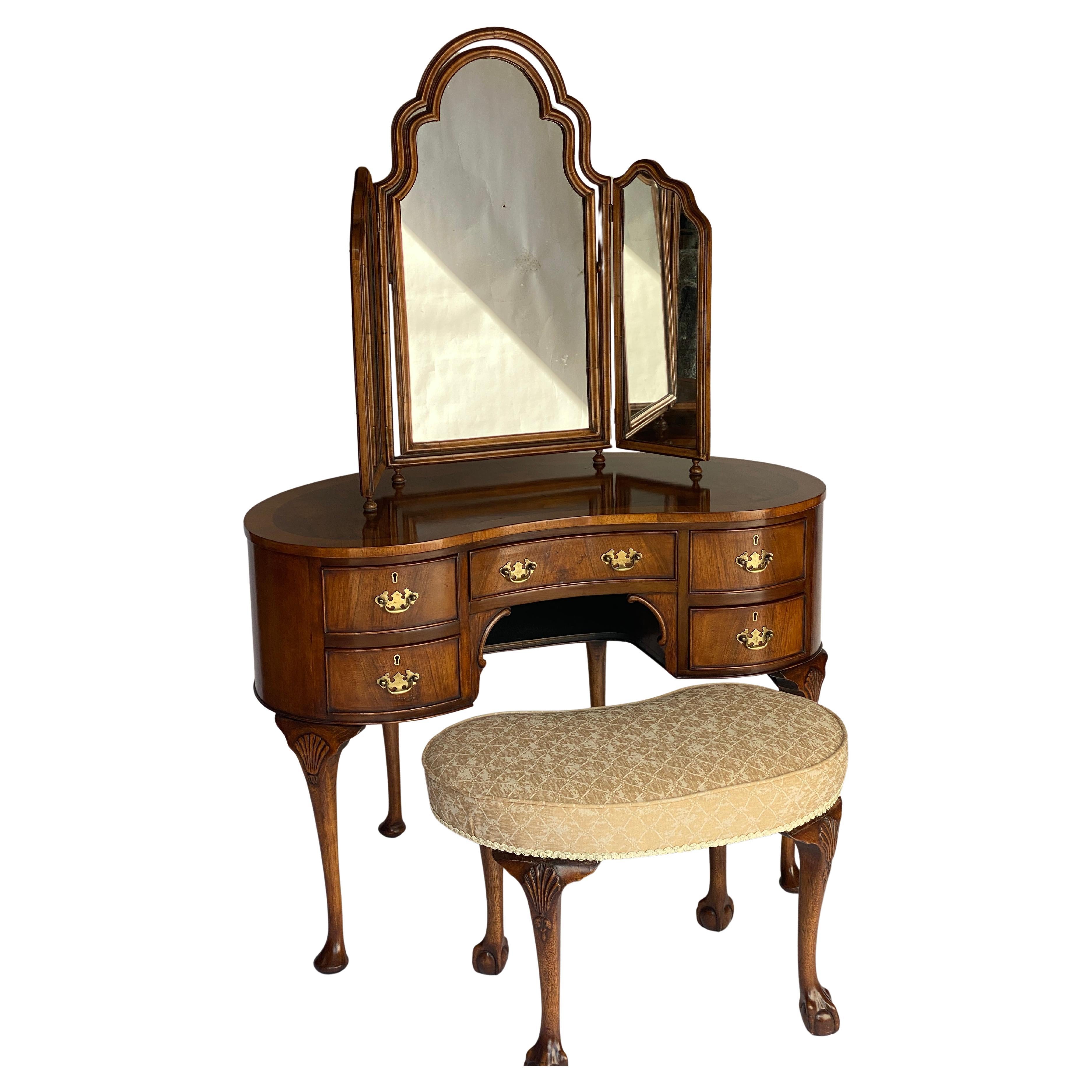 Table de toilette en noyer de style Queen Anne avec tabouret