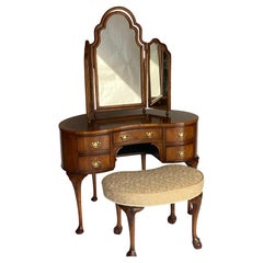 Table de toilette en noyer de style Queen Anne avec tabouret