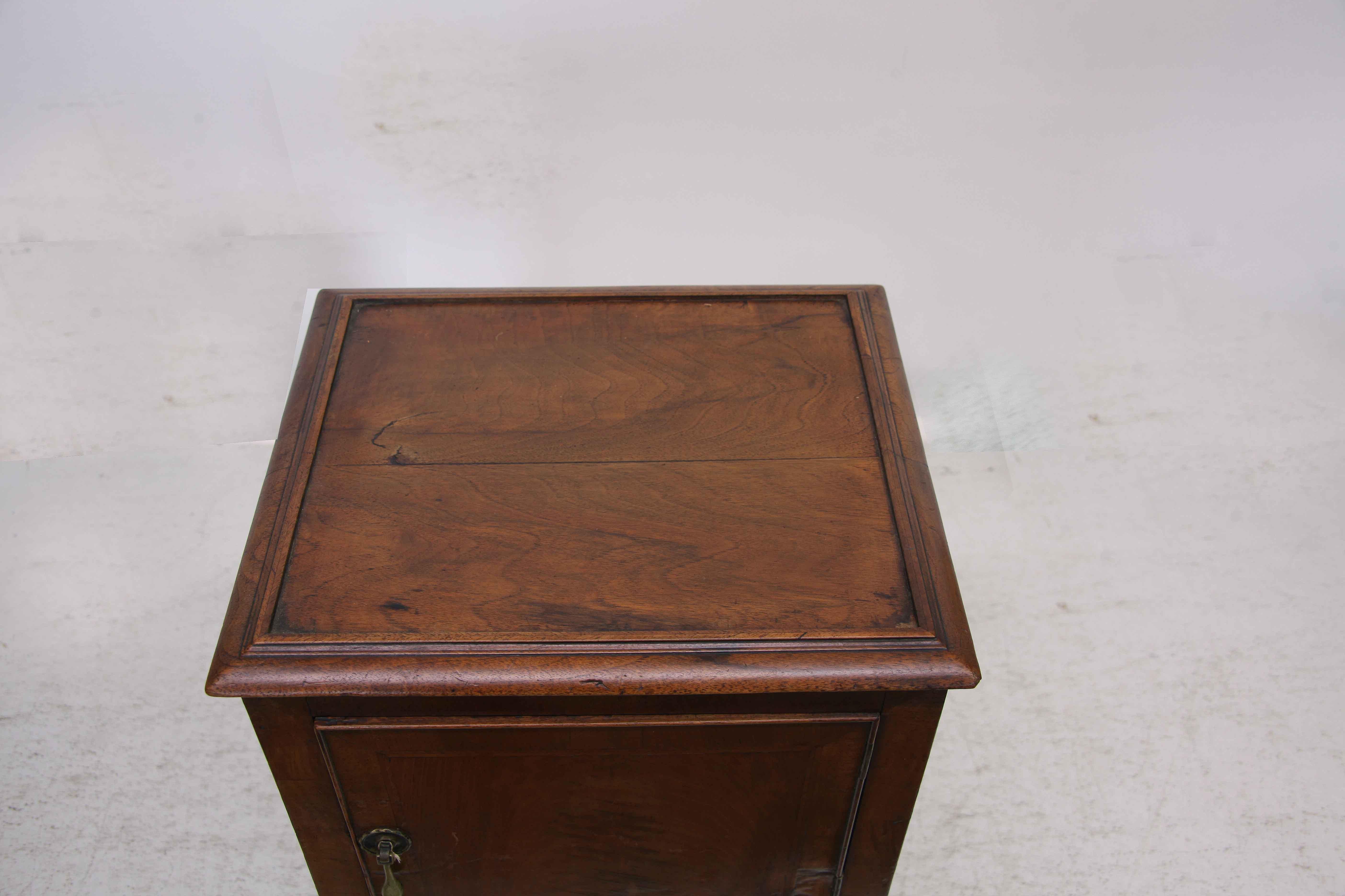 Veneer Walnut Queen Anne Style End Table For Sale