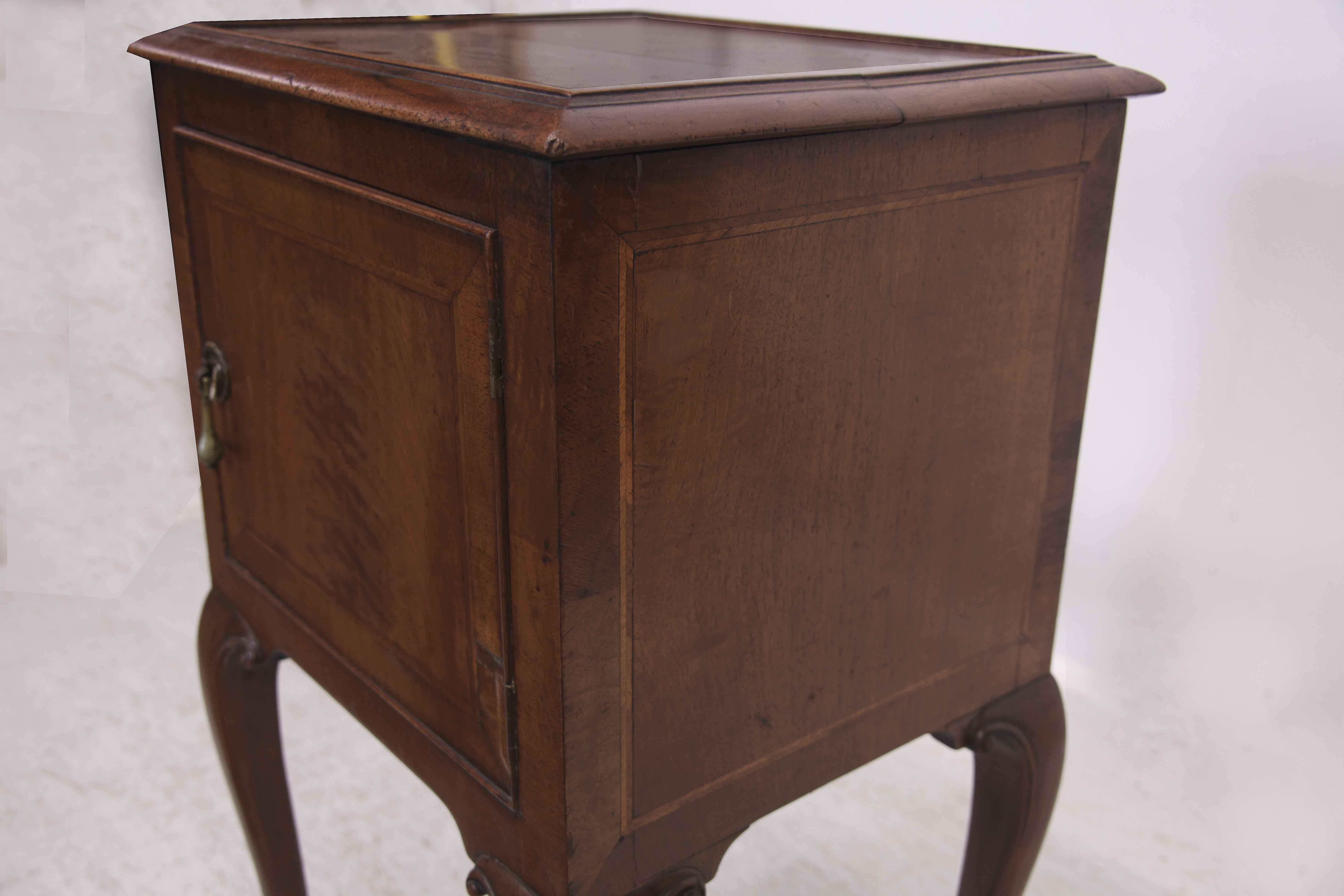 Walnut Queen Anne Style End Table In Good Condition For Sale In Wilson, NC