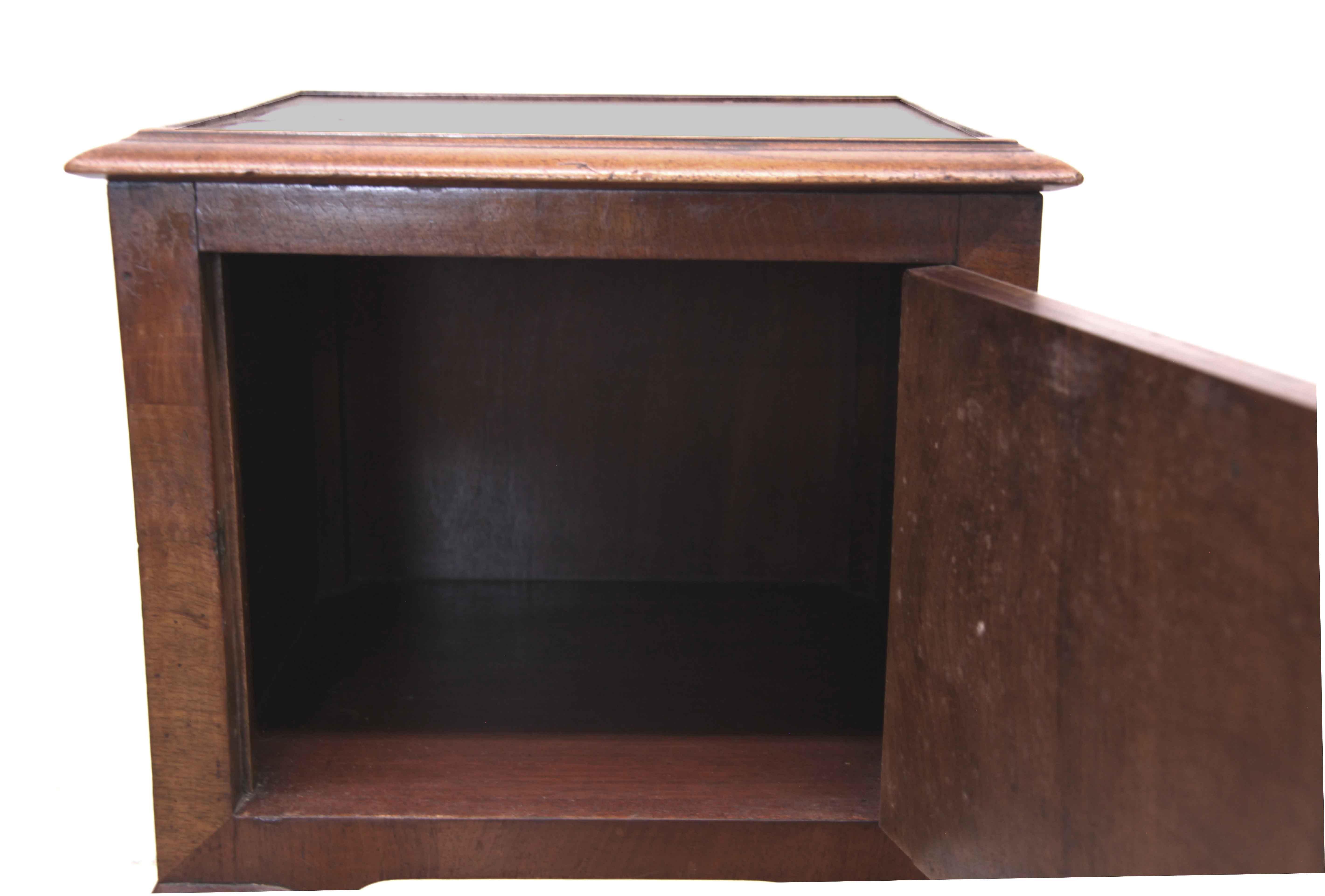 Early 20th Century Walnut Queen Anne Style End Table For Sale