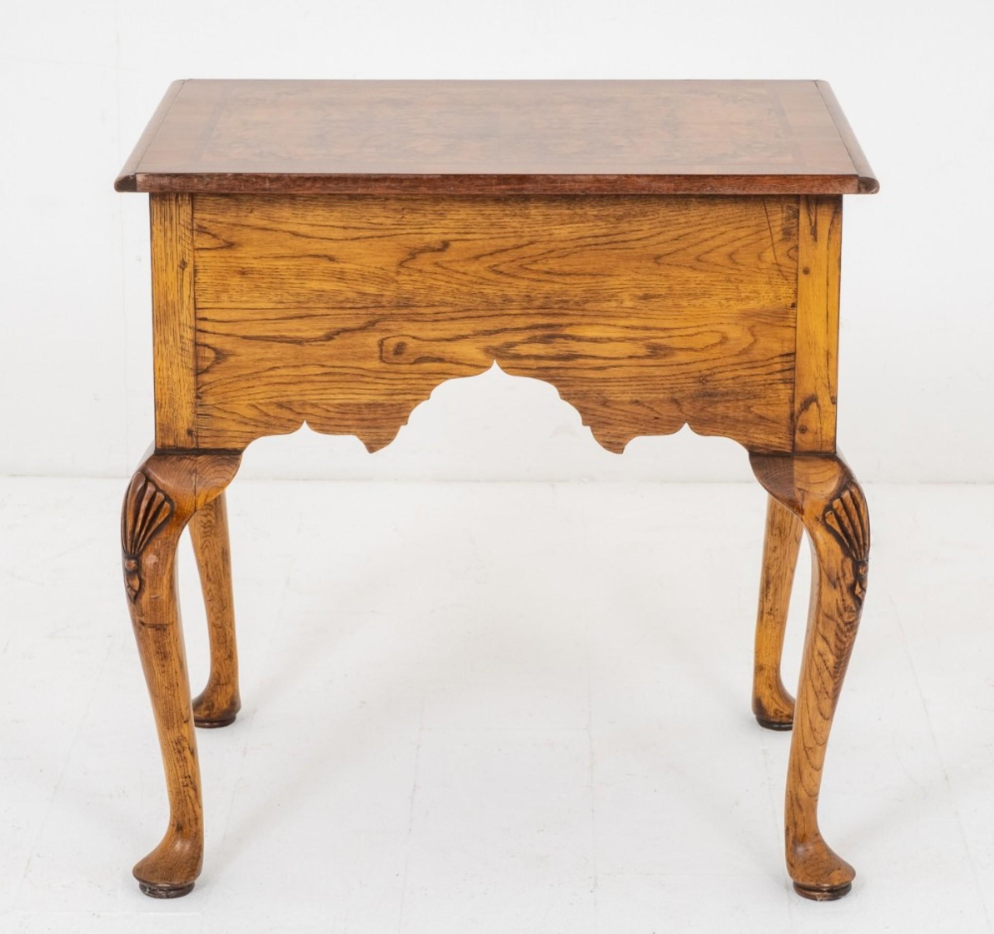 Lowboy in stile Queen Anne in legno di noce.
Circa 1920
Si regge sulle tipiche gambe in stile Queen Anne con conchiglie intagliate fino alle ginocchia.
Presenta un grazioso grembiule sagomato e tre cassetti con bordi a spina di pesce.
Il piano