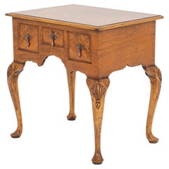 Nussbaum Queen Anne Stil Lowboy Kommode