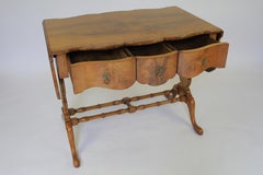 Tavolo da divano in stile Queen Anne in legno di noce del 1920 circa