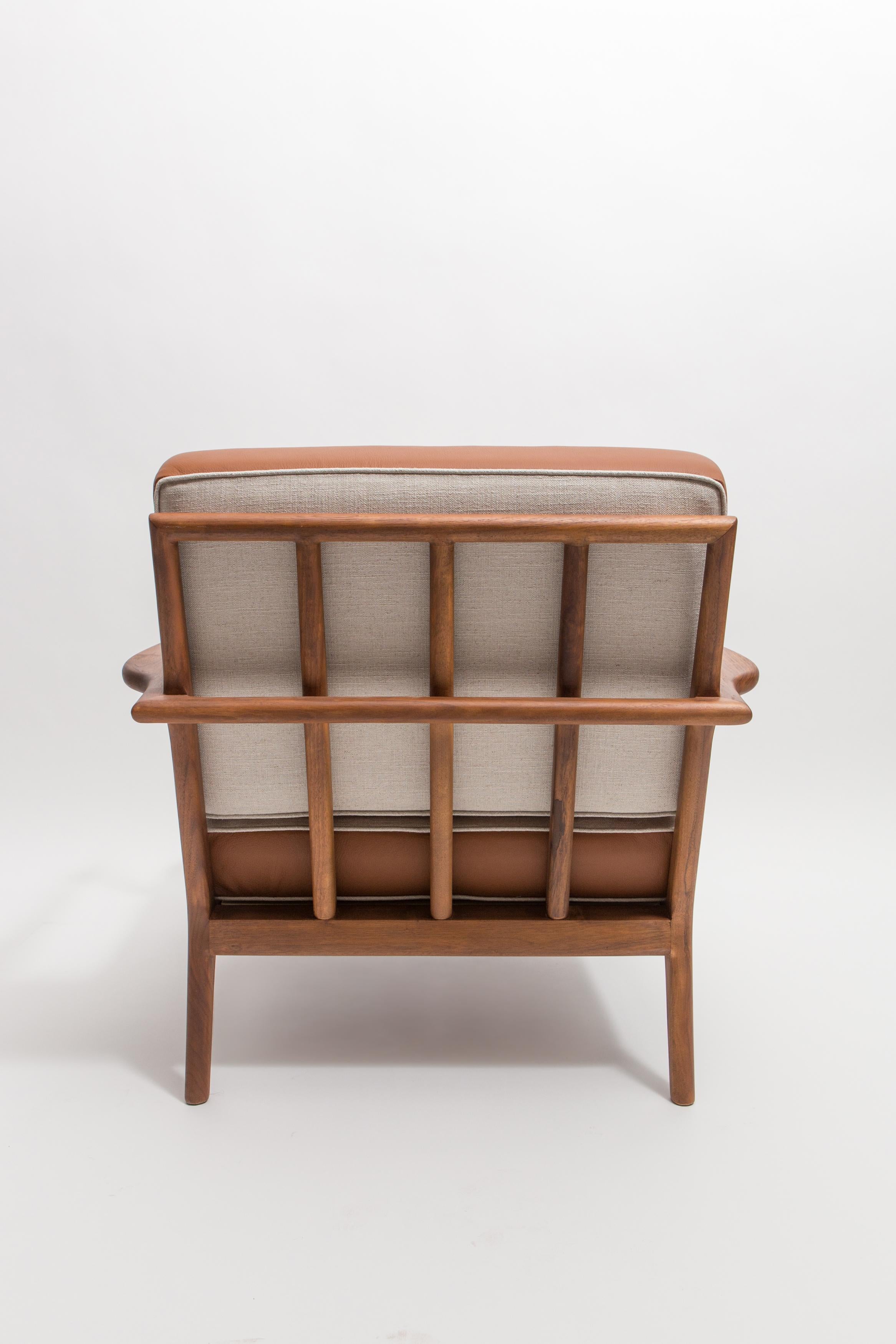 Chaise longue à dossier en noyer avec coussin en cuir et lin.

La chaise longue à dossier sur rails fait partie de la collection Rail Back, conçue à l'origine par Mel Smilow en 1950 et officiellement réintroduite en 2013. Les cadres en bois sculpté